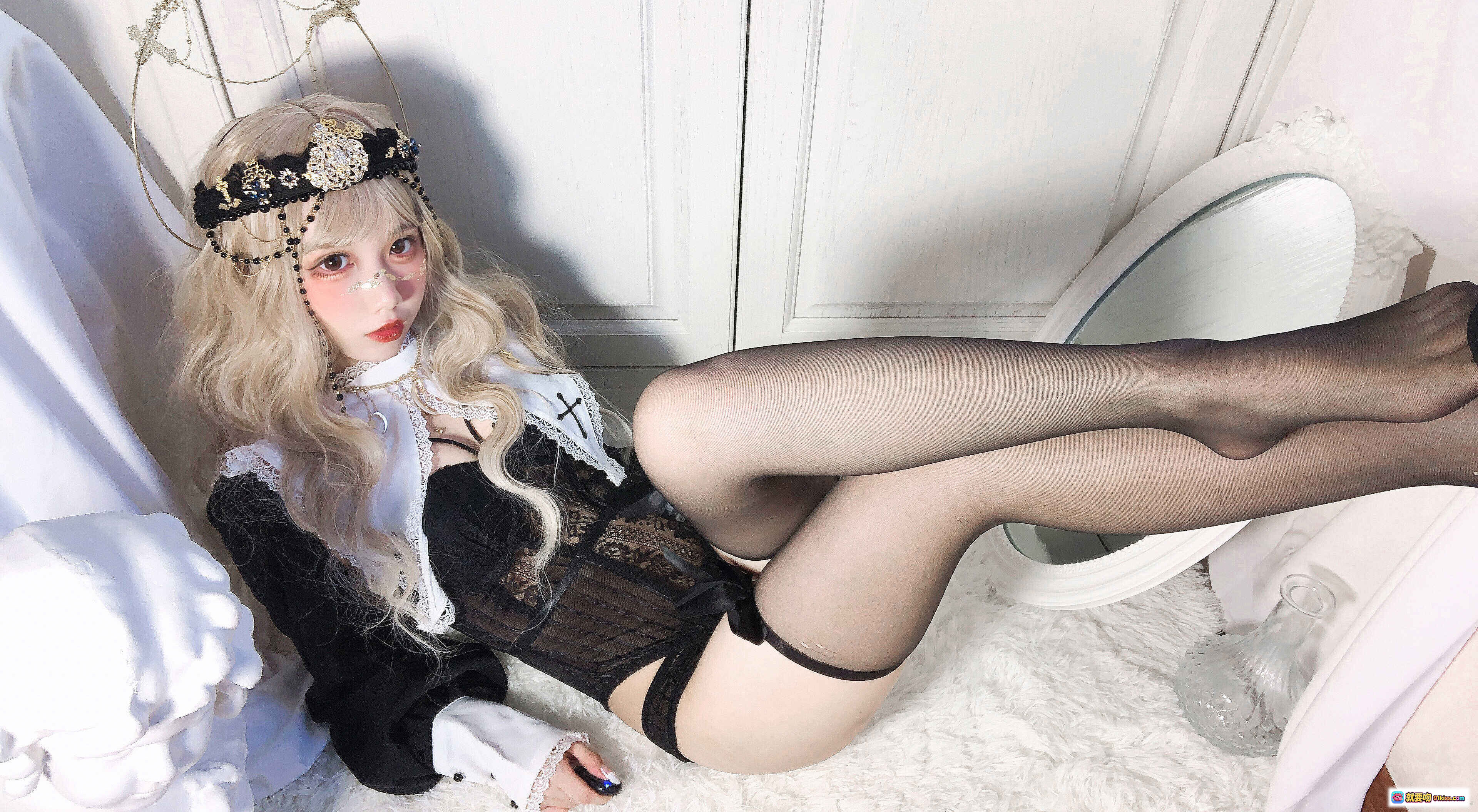 图片[3] - 果咩酱w NO.013 叛逆修女写真 金发蕾丝黑丝美腿 白毛绒地毯复古镜前私房照 30P高清图集 - 就要吻