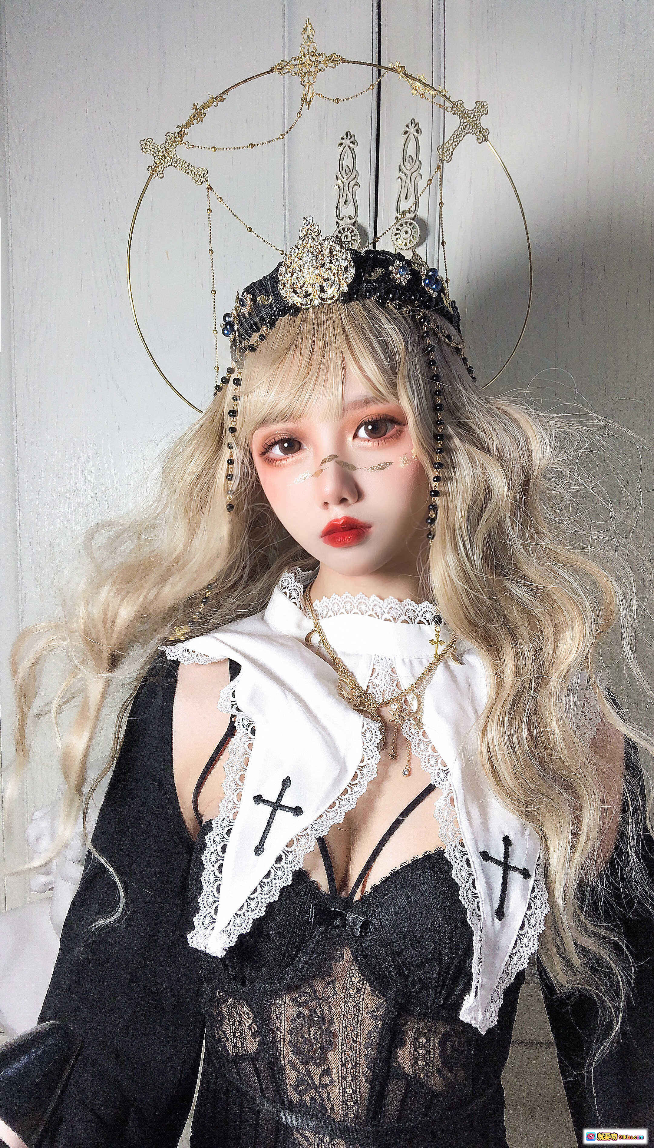 图片[10] - 果咩酱w NO.013 叛逆修女写真 金发蕾丝黑丝美腿 白毛绒地毯复古镜前私房照 30P高清图集 - 就要吻