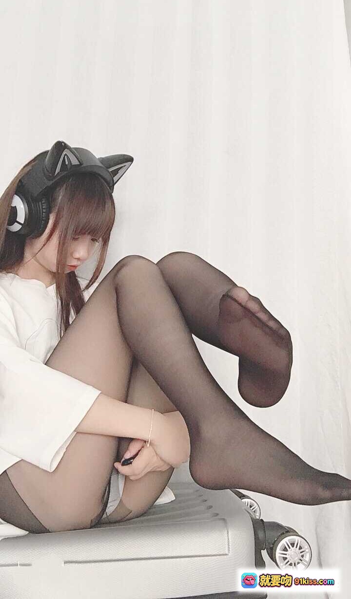 图片[7] - 雪琪SAMA NO.007 干物妹自拍 黑丝美腿 透明内衣 白床粉裙 旅行箱写真 37P高清图集 - 就要吻