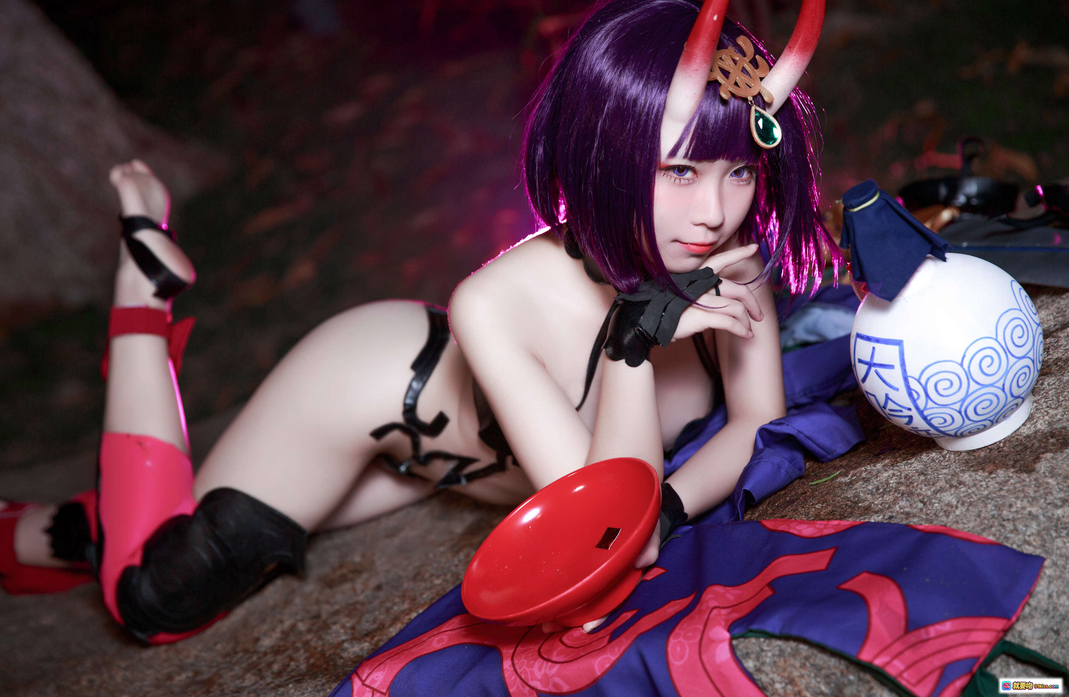 图片[8] - G44不会受伤 NO.002 酒吞童子 Cosplay 21P 88MB 草地写真 猫耳少女 粉紫系服装 户外自然风 搭配背包玩偶道具 - 就要吻