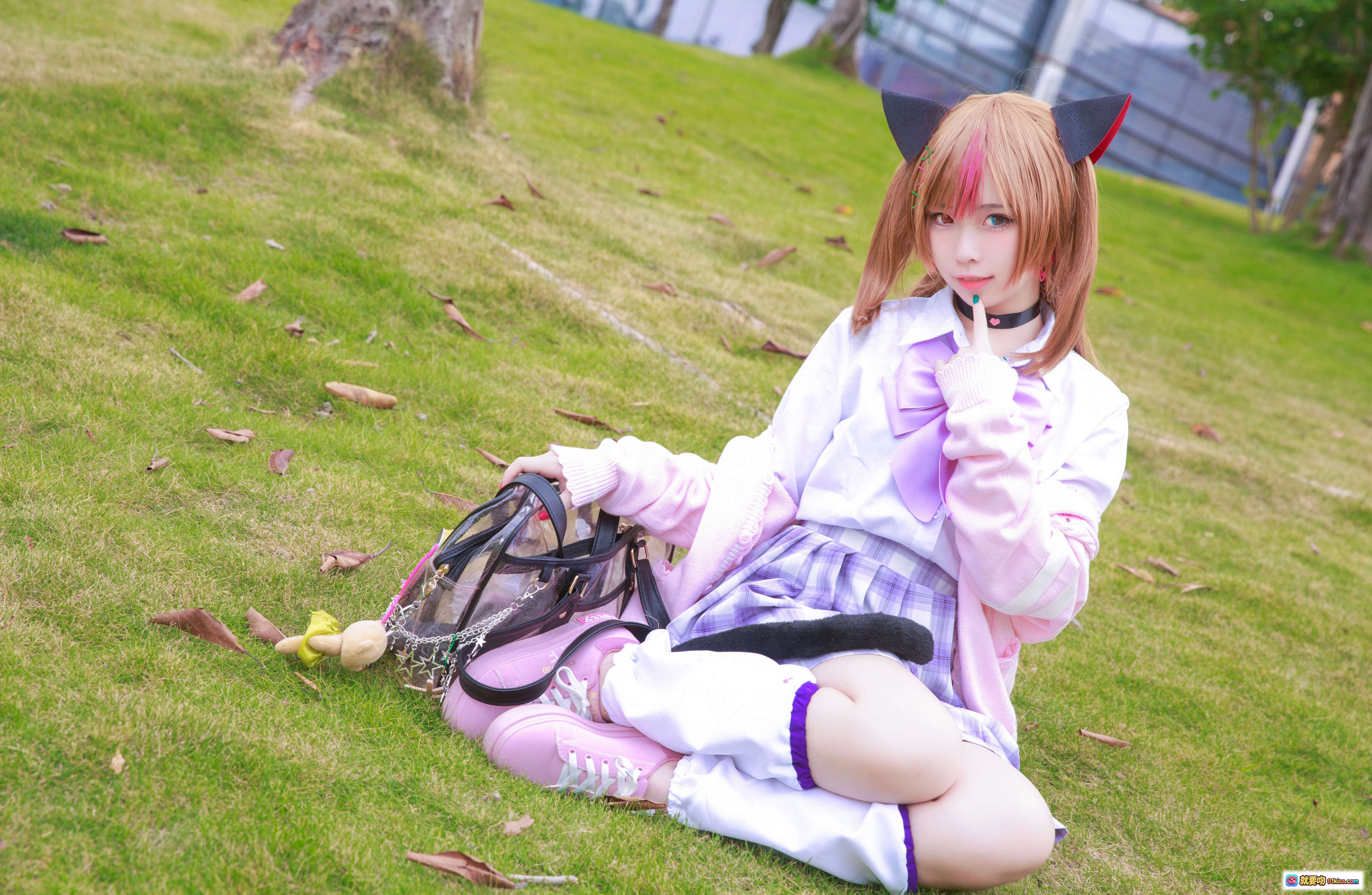 图片[5] - G44不会受伤 NO.002 酒吞童子 Cosplay 21P 88MB 草地写真 猫耳少女 粉紫系服装 户外自然风 搭配背包玩偶道具 - 就要吻