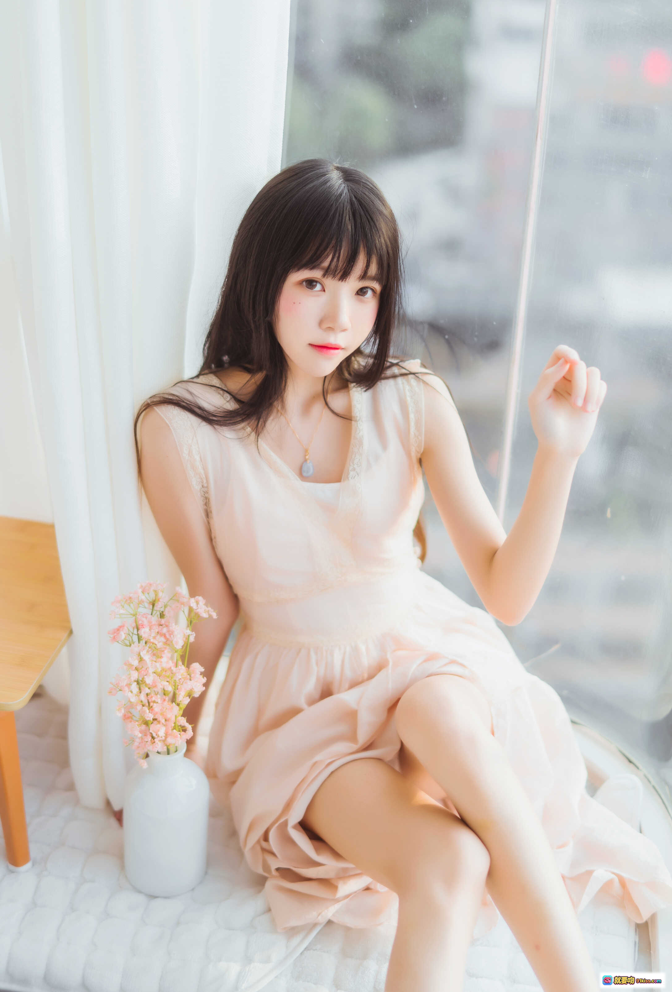 图片[4] - 桜桃喵024喵呀写真集：窗边少女慵懒躺卧，粉裙美腿阳光房，清新自然居家风写真30P - 就要吻