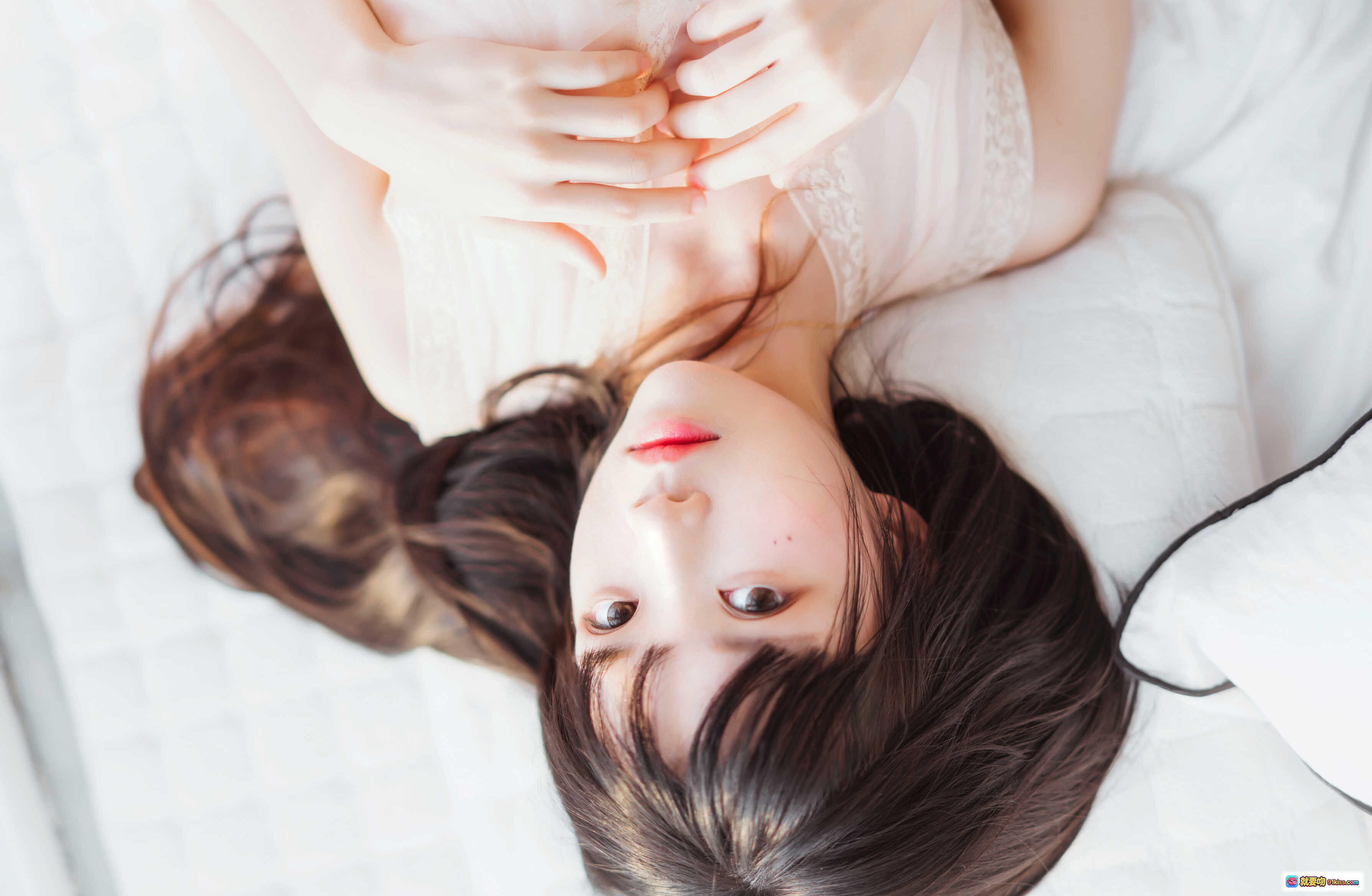 图片[9] - 桜桃喵024喵呀写真集：窗边少女慵懒躺卧，粉裙美腿阳光房，清新自然居家风写真30P - 就要吻