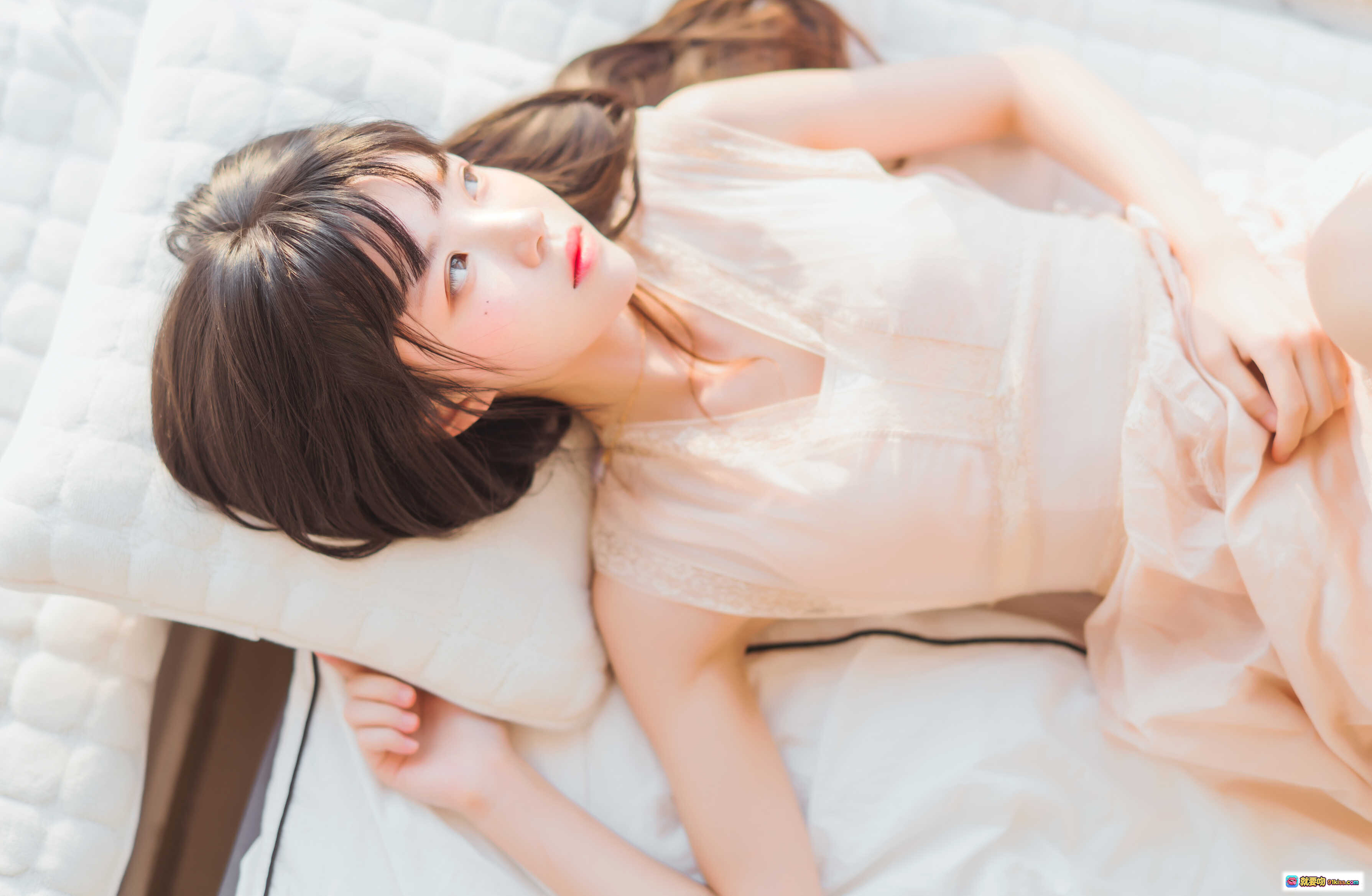 图片[7] - 桜桃喵024喵呀写真集：窗边少女慵懒躺卧，粉裙美腿阳光房，清新自然居家风写真30P - 就要吻