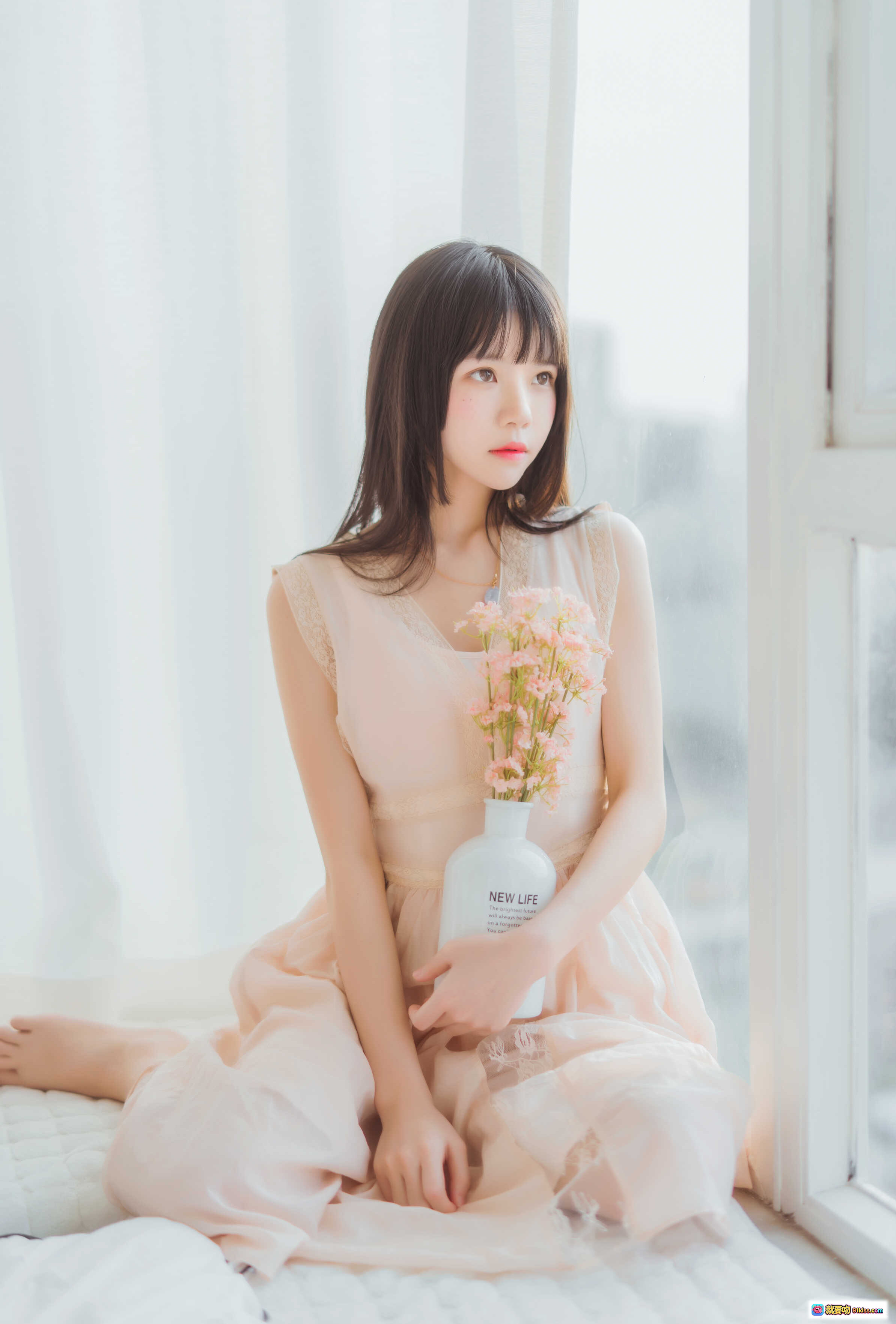 图片[3] - 桜桃喵024喵呀写真集：窗边少女慵懒躺卧，粉裙美腿阳光房，清新自然居家风写真30P - 就要吻