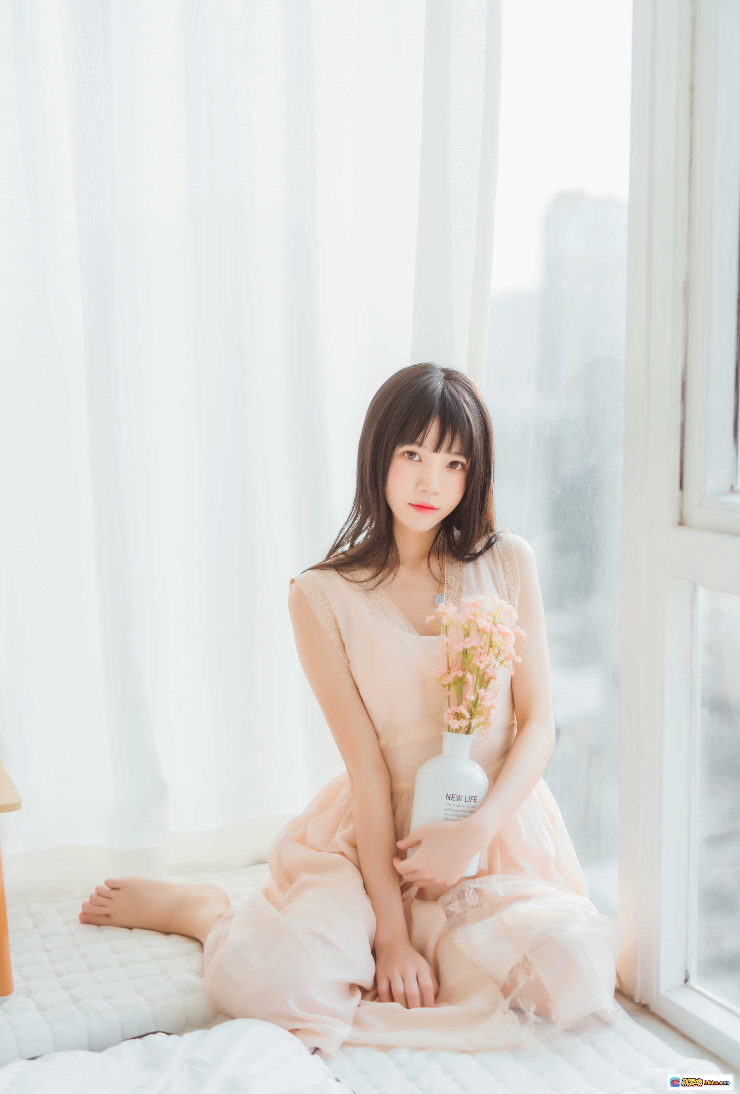 图片[5] - 桜桃喵024喵呀写真集：窗边少女慵懒躺卧，粉裙美腿阳光房，清新自然居家风写真30P - 就要吻
