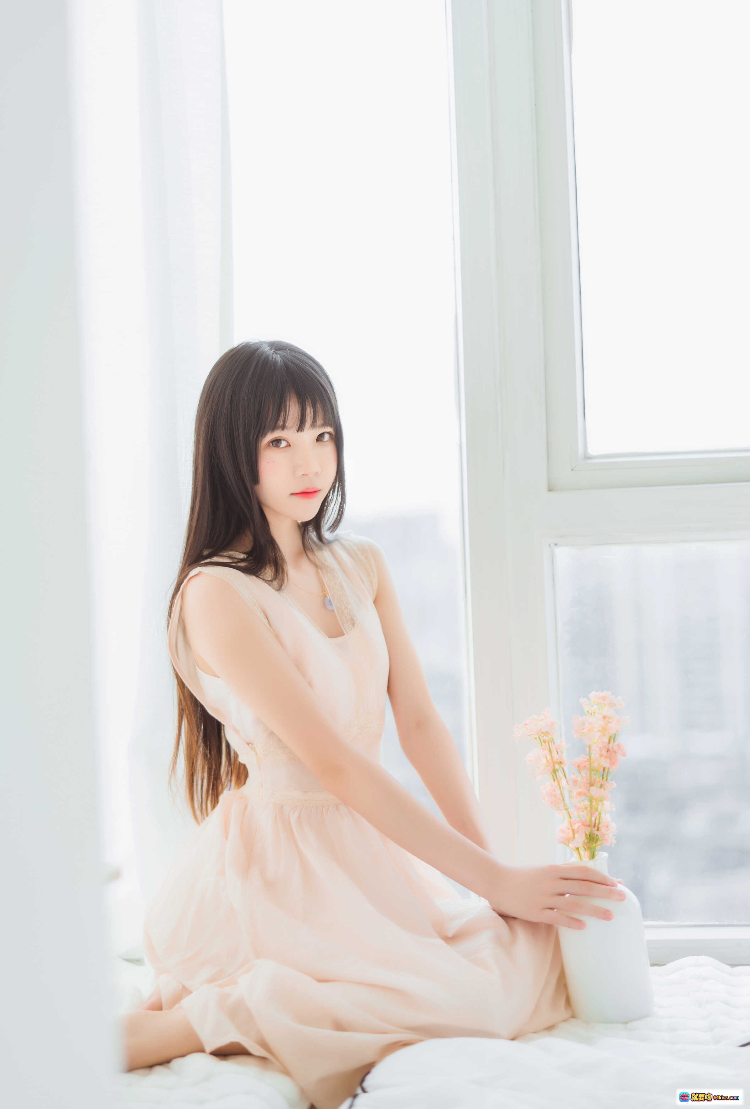 图片[8] - 桜桃喵024喵呀写真集：窗边少女慵懒躺卧，粉裙美腿阳光房，清新自然居家风写真30P - 就要吻