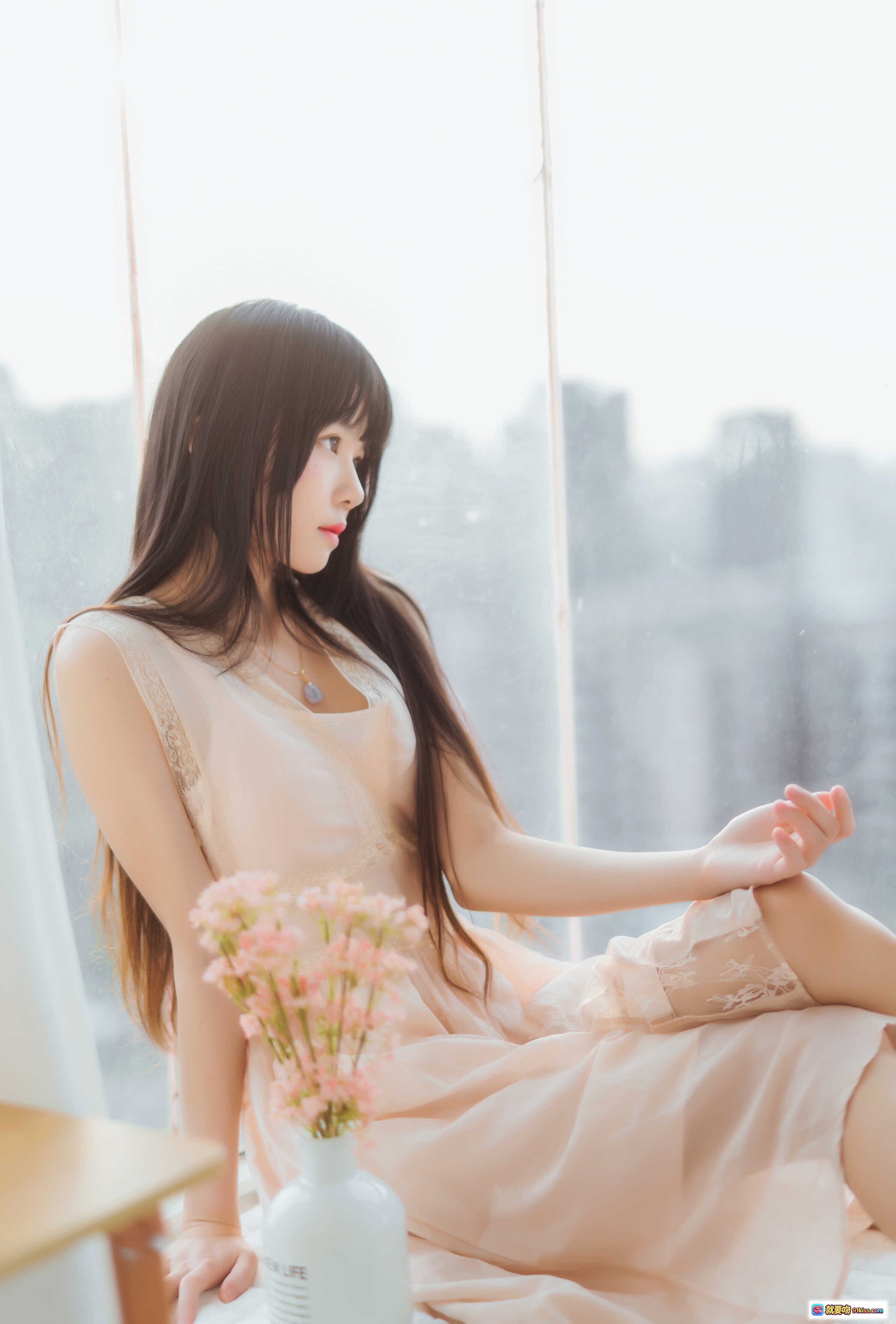 图片[10] - 桜桃喵024喵呀写真集：窗边少女慵懒躺卧，粉裙美腿阳光房，清新自然居家风写真30P - 就要吻