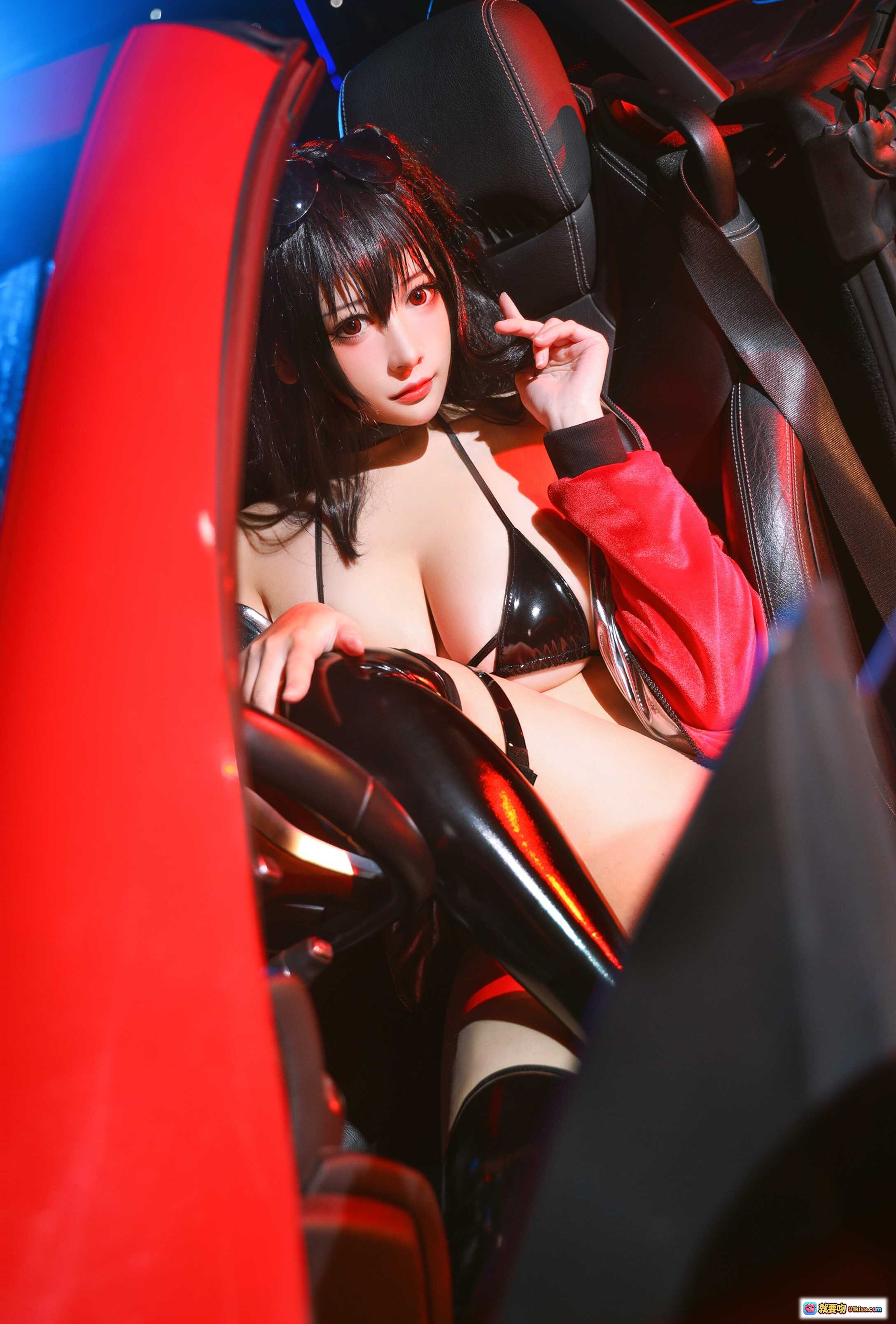 图片[1] - 念念_D NO.011 大凤 Cosplay 红色跑车内饰写真 黑色皮衣性感造型 车内光影氛围感美图 - 就要吻