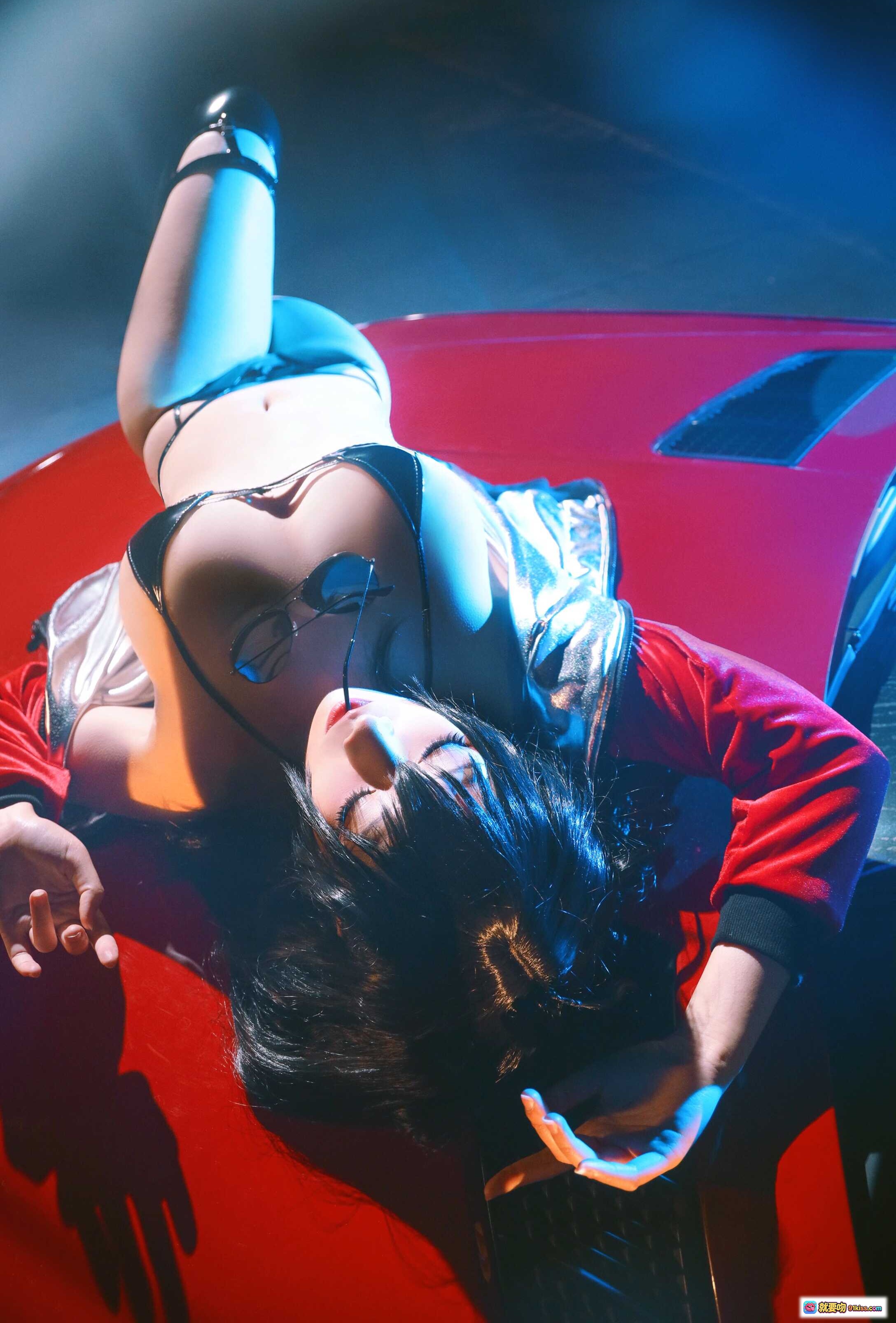 图片[8] - 念念_D NO.011 大凤 Cosplay 红色跑车内饰写真 黑色皮衣性感造型 车内光影氛围感美图 - 就要吻