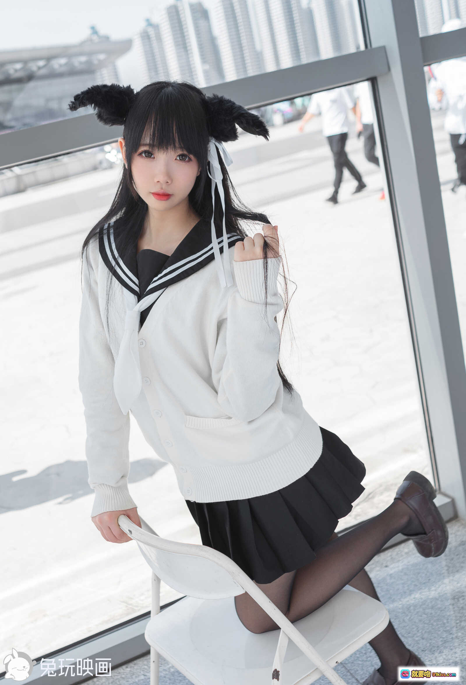 图片[5] - 雪琪SAMA NO.010 漫展白发双马尾cosplay 穿白色运动短袖短裤 红白鞋配灰兔玩偶 41P高清写真 - 就要吻