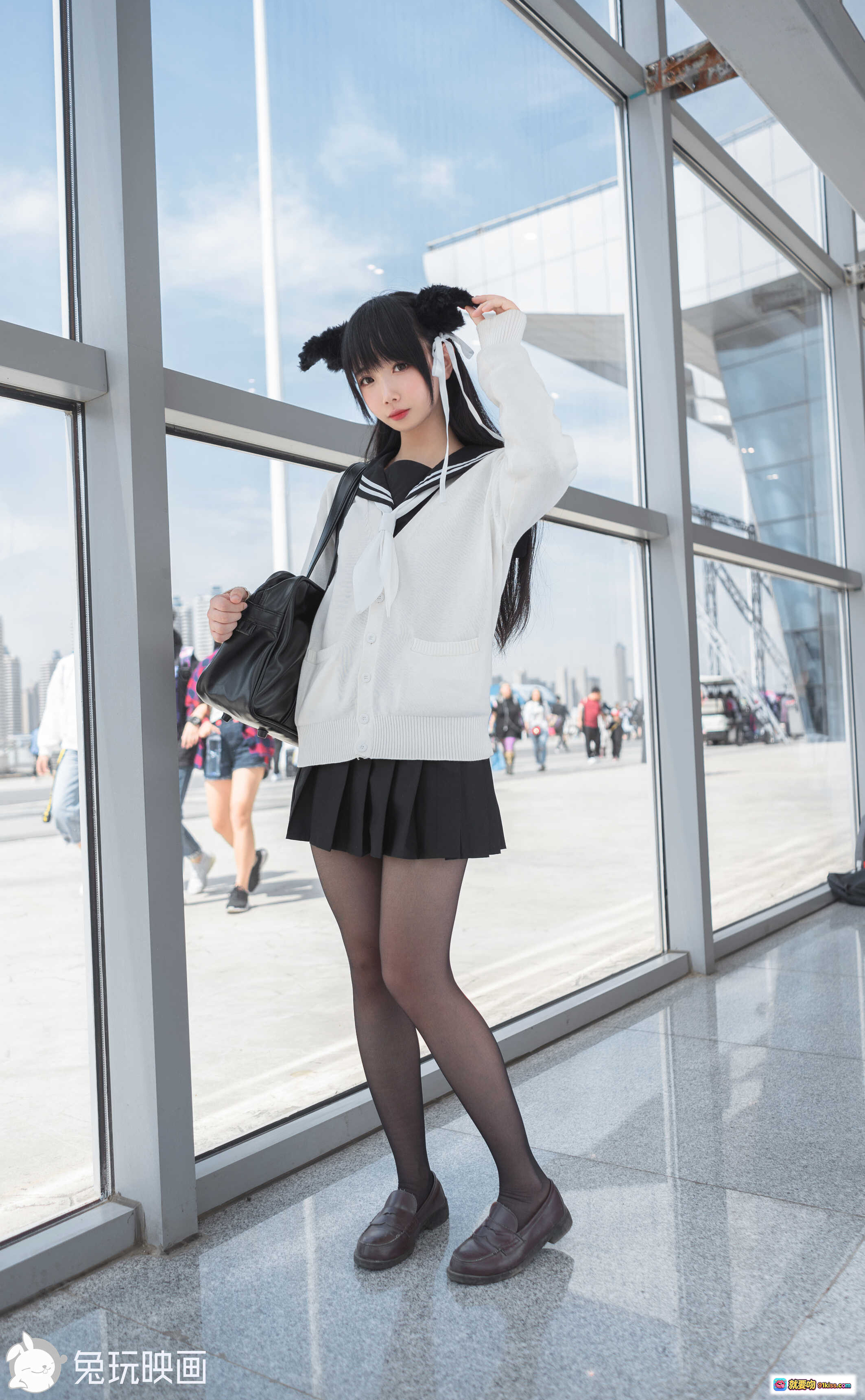 图片[7] - 雪琪SAMA NO.010 漫展白发双马尾cosplay 穿白色运动短袖短裤 红白鞋配灰兔玩偶 41P高清写真 - 就要吻