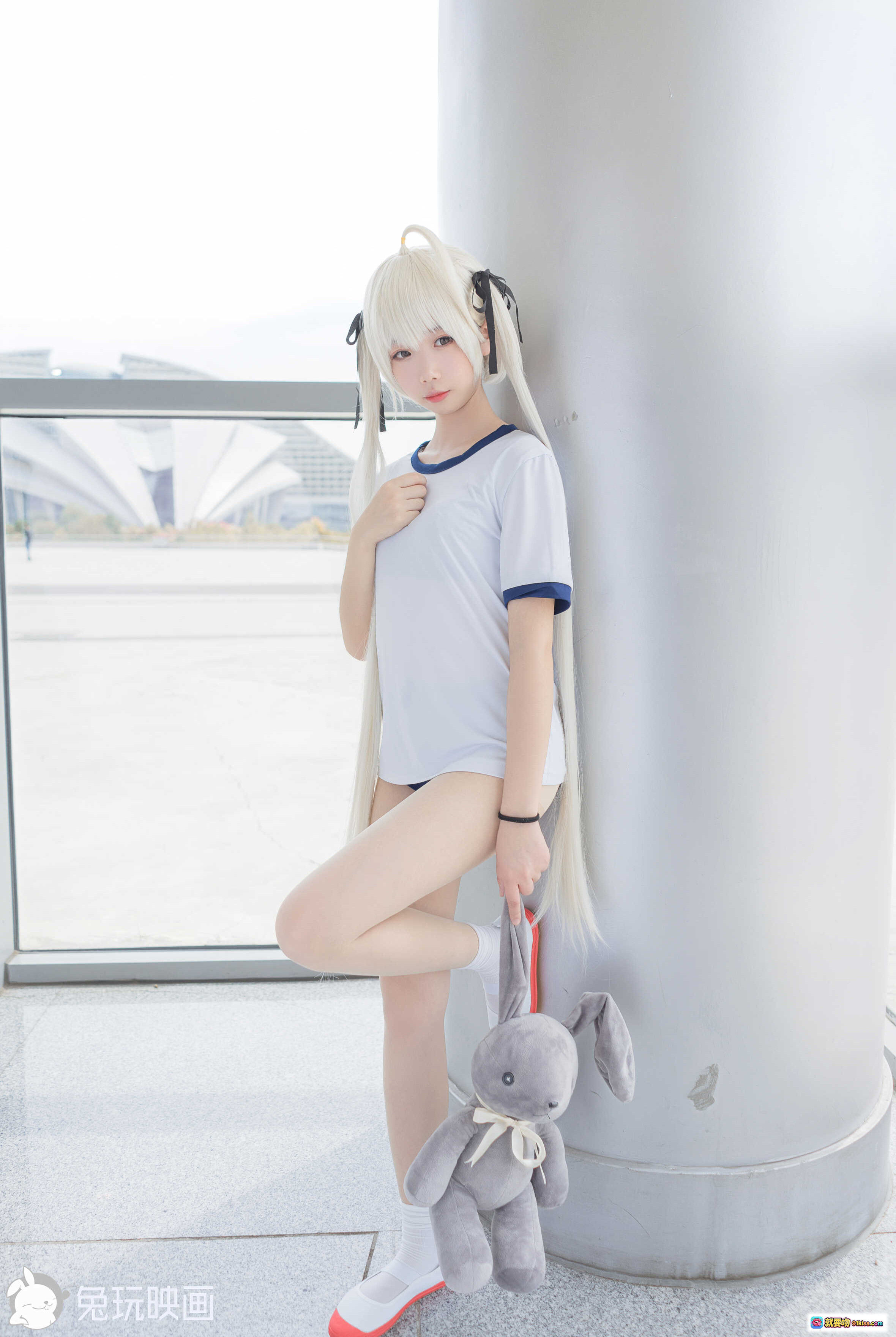 图片[6] - 雪琪SAMA NO.010 漫展白发双马尾cosplay 穿白色运动短袖短裤 红白鞋配灰兔玩偶 41P高清写真 - 就要吻