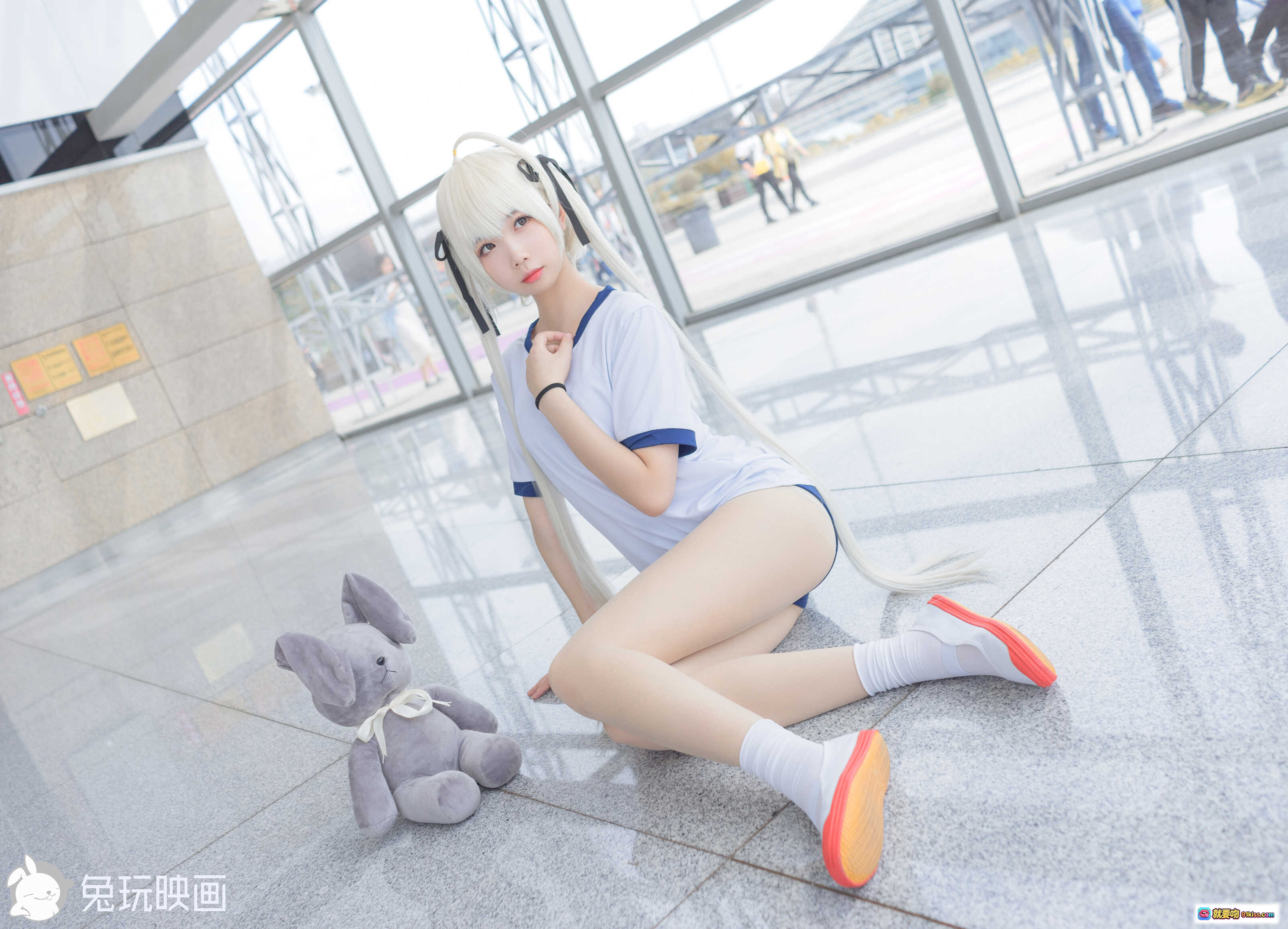 图片[10] - 雪琪SAMA NO.010 漫展白发双马尾cosplay 穿白色运动短袖短裤 红白鞋配灰兔玩偶 41P高清写真 - 就要吻