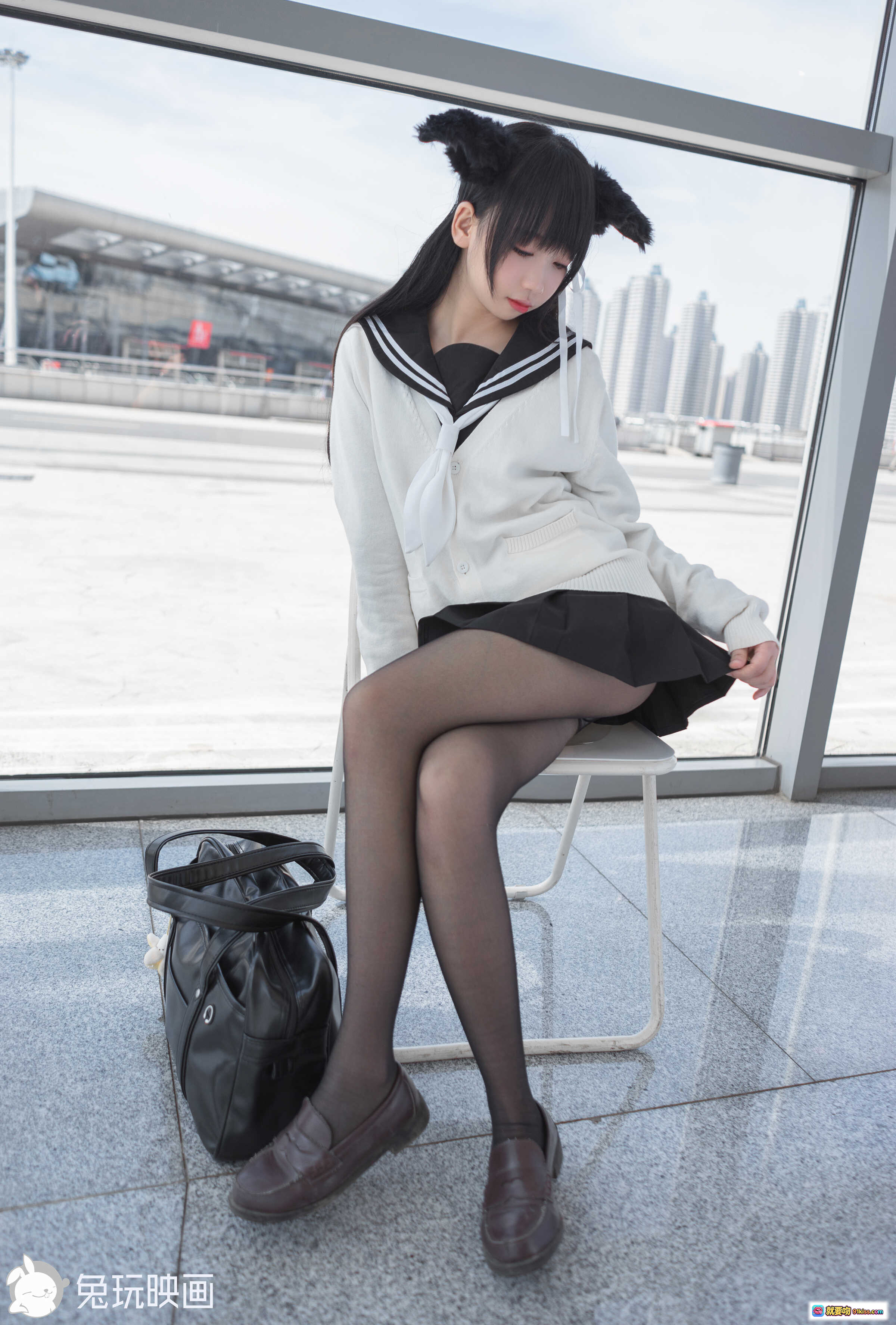 图片[8] - 雪琪SAMA NO.010 漫展白发双马尾cosplay 穿白色运动短袖短裤 红白鞋配灰兔玩偶 41P高清写真 - 就要吻