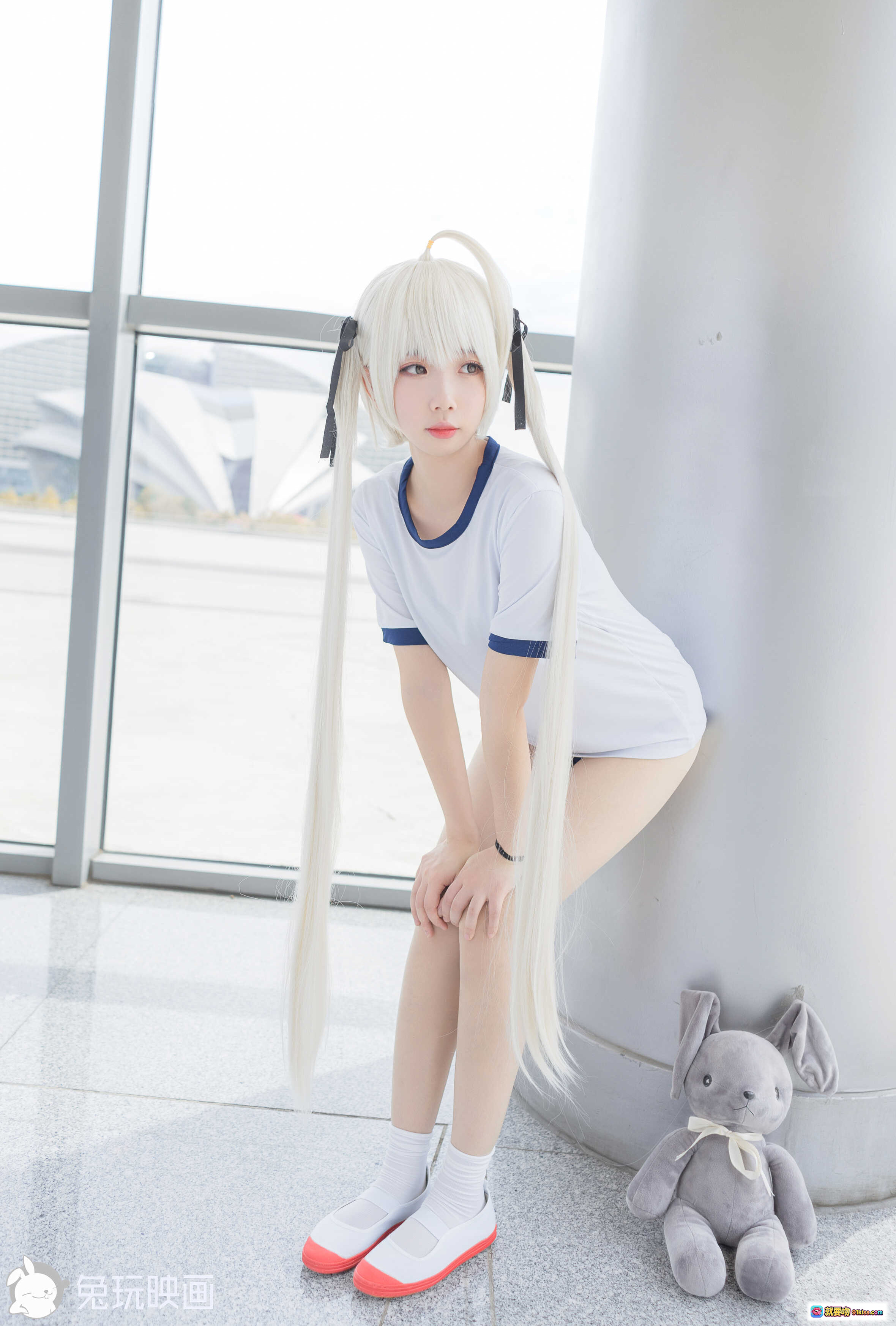 雪琪SAMA NO.010 漫展白发双马尾cosplay 穿白色运动短袖短裤 红白鞋配灰兔玩偶 41P高清写真 - 就要吻