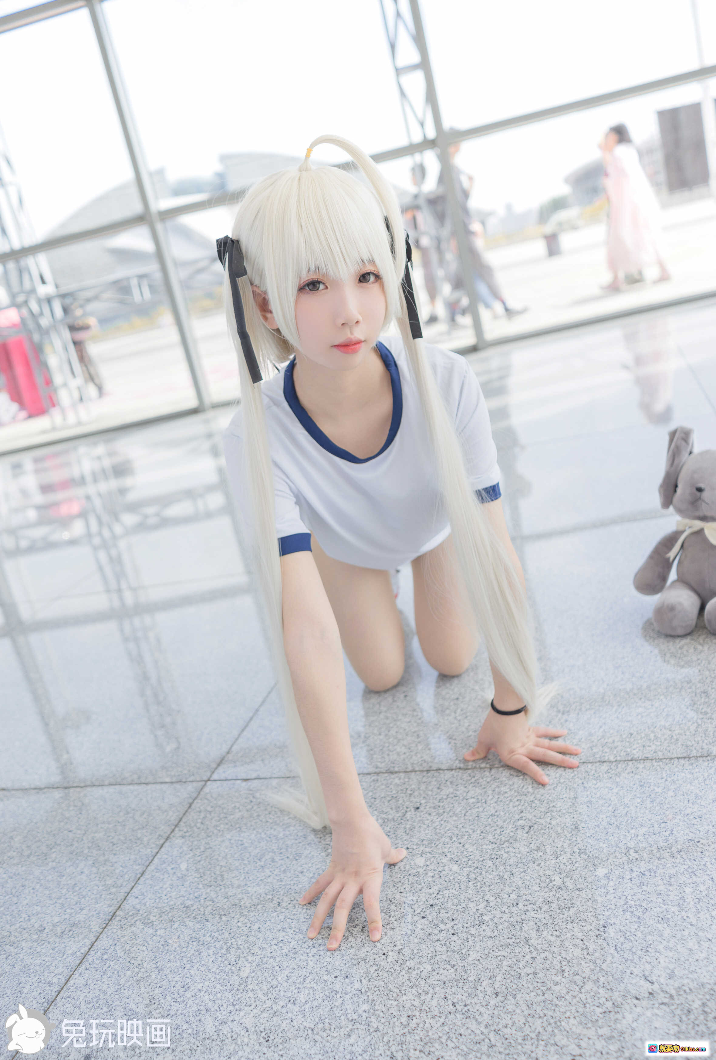 图片[4] - 雪琪SAMA NO.010 漫展白发双马尾cosplay 穿白色运动短袖短裤 红白鞋配灰兔玩偶 41P高清写真 - 就要吻