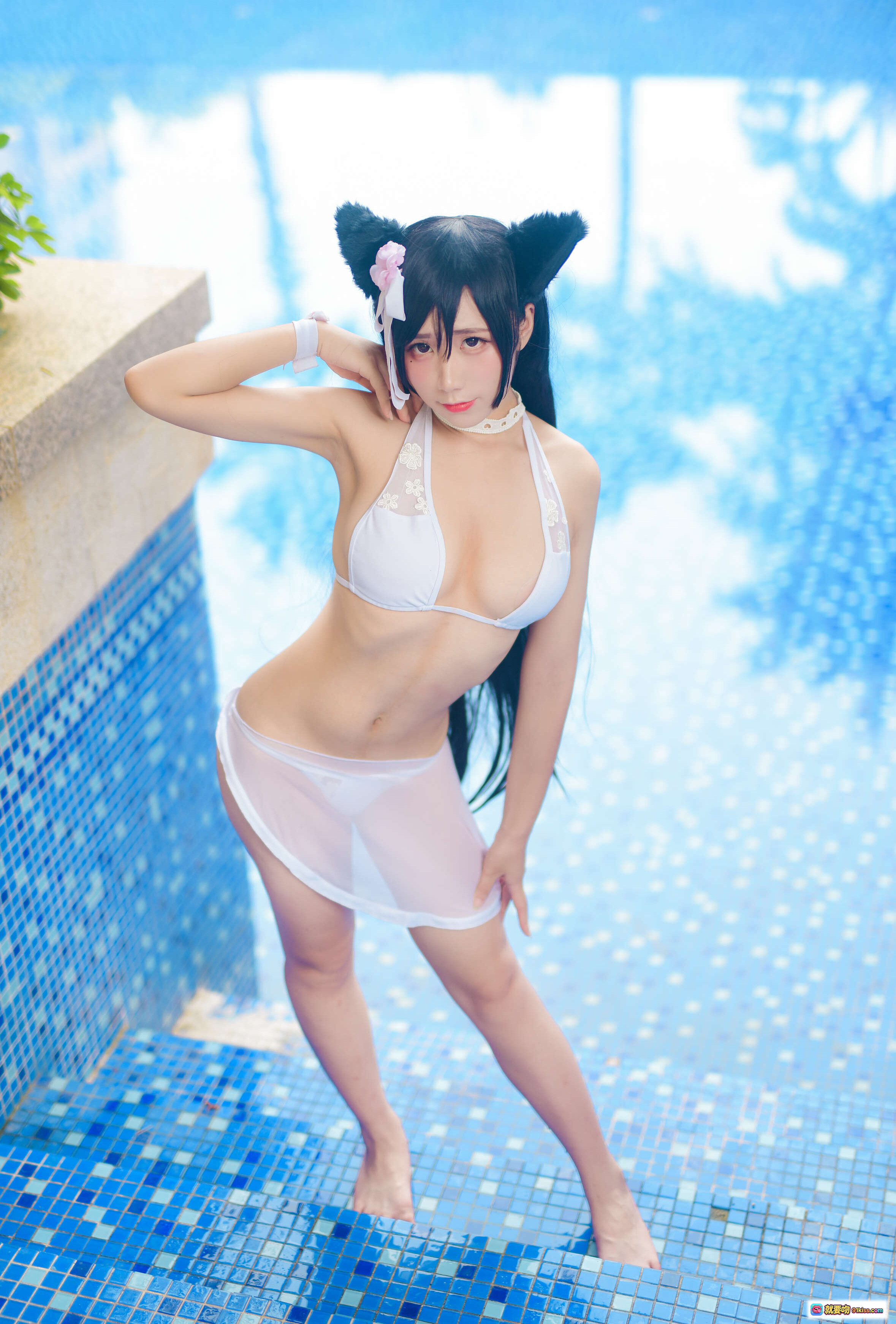 图片[6] - 九曲Jean NO.007 碧蓝航线泳装写真 白色比基尼猫耳发饰 蓝色马赛克泳池美腿坐姿 17P高清图集 - 就要吻