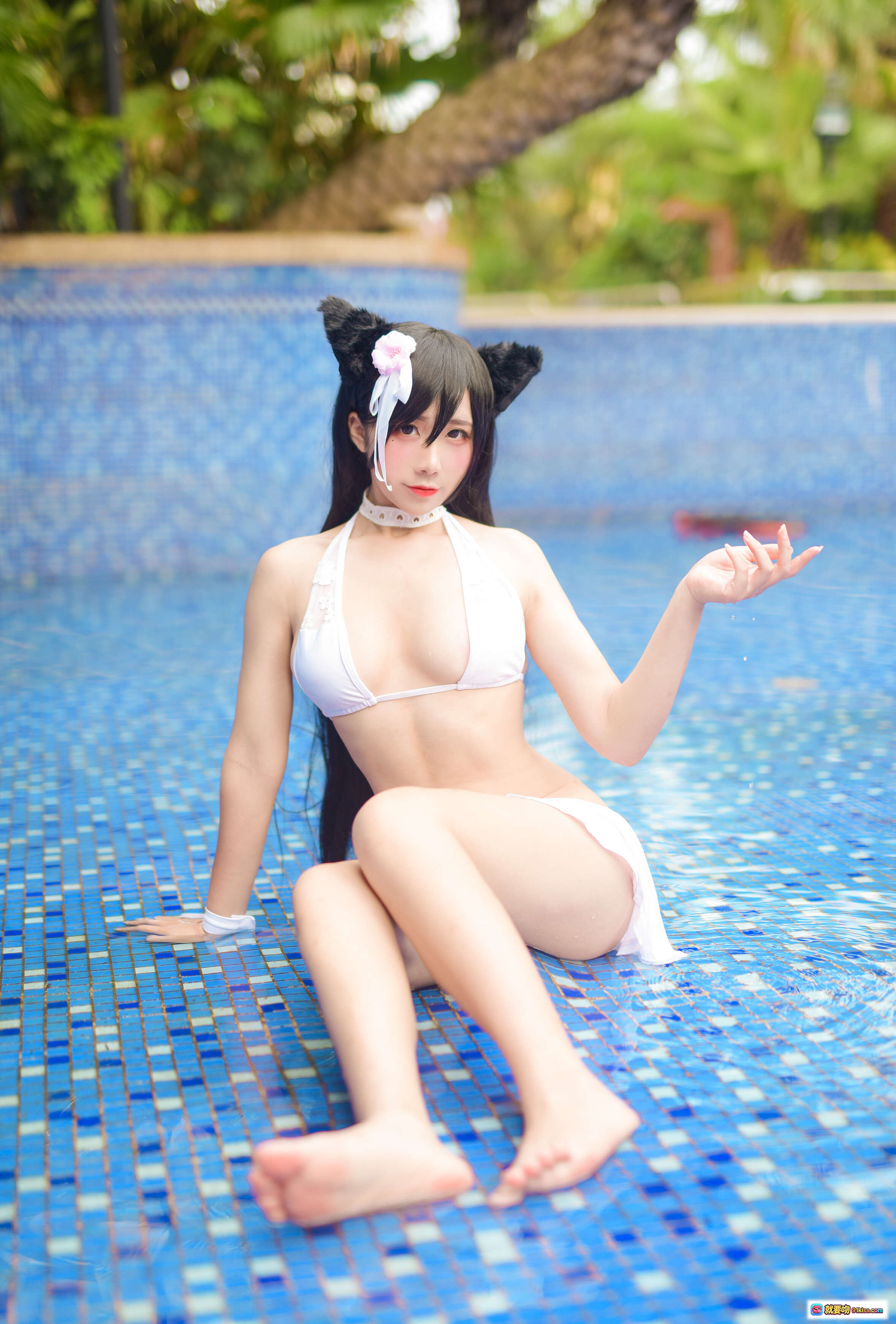 图片[9] - 九曲Jean NO.007 碧蓝航线泳装写真 白色比基尼猫耳发饰 蓝色马赛克泳池美腿坐姿 17P高清图集 - 就要吻