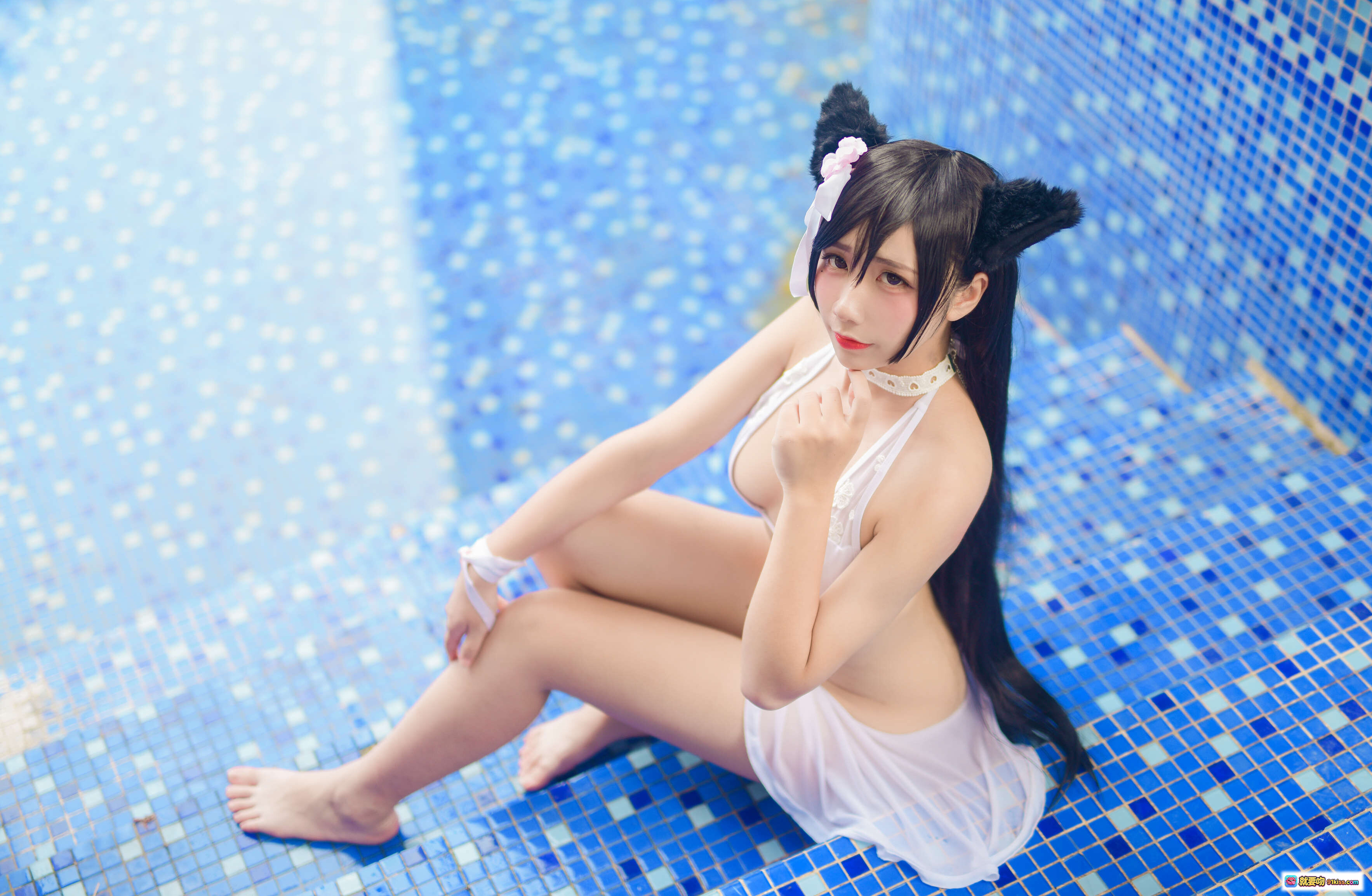 图片[2] - 九曲Jean NO.007 碧蓝航线泳装写真 白色比基尼猫耳发饰 蓝色马赛克泳池美腿坐姿 17P高清图集 - 就要吻