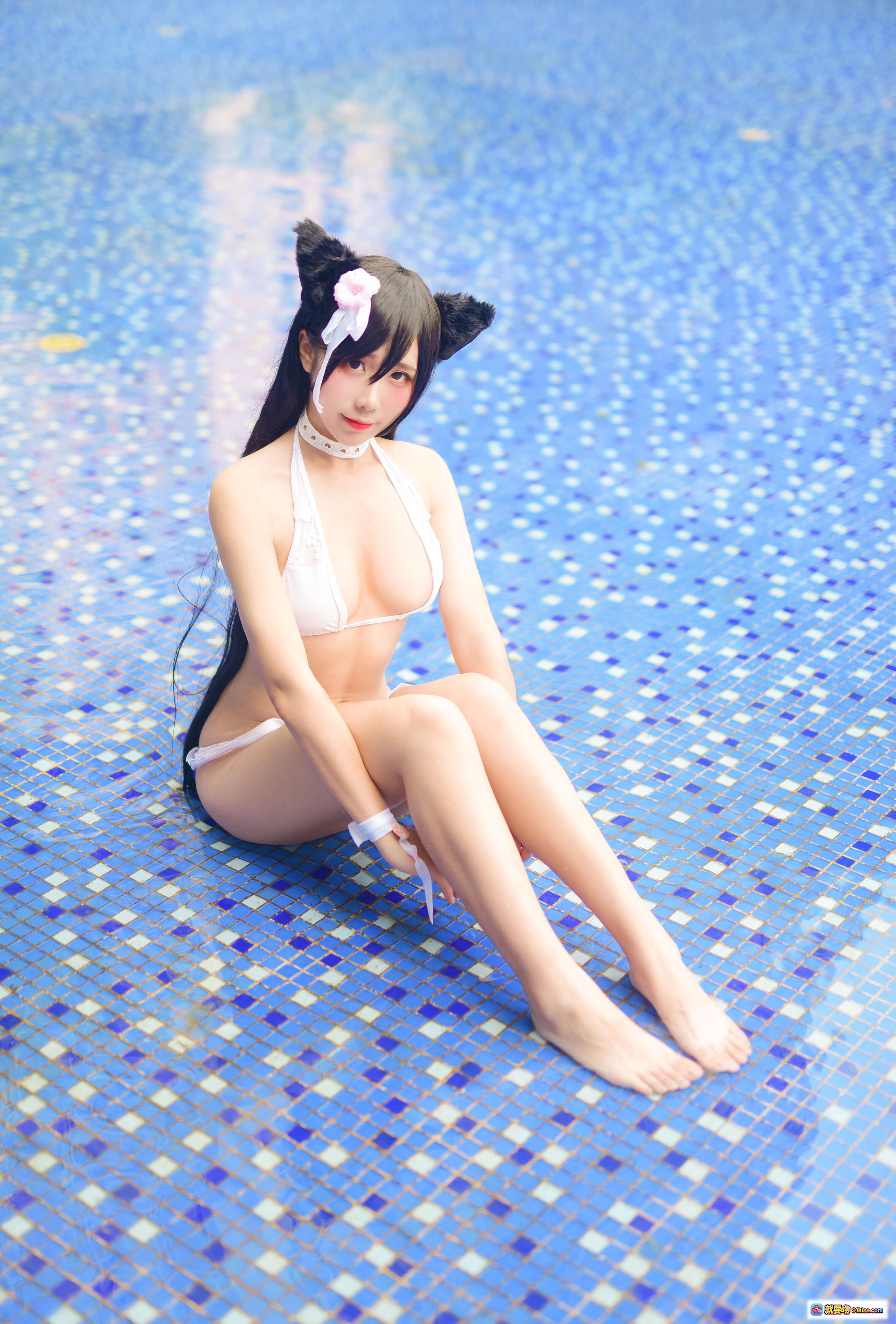 九曲Jean NO.007 碧蓝航线泳装写真 白色比基尼猫耳发饰 蓝色马赛克泳池美腿坐姿 17P高清图集 - 就要吻