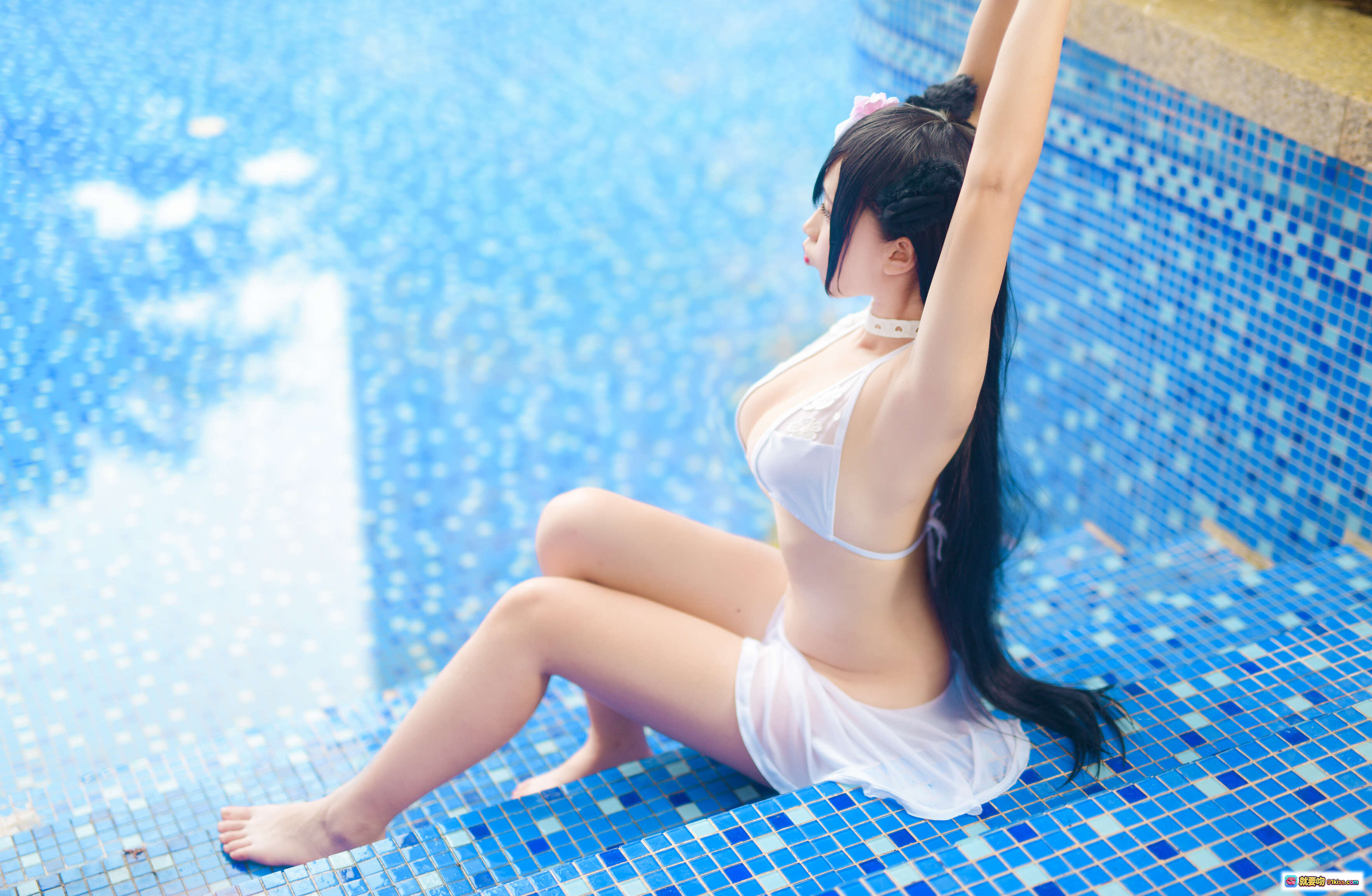 图片[5] - 九曲Jean NO.007 碧蓝航线泳装写真 白色比基尼猫耳发饰 蓝色马赛克泳池美腿坐姿 17P高清图集 - 就要吻