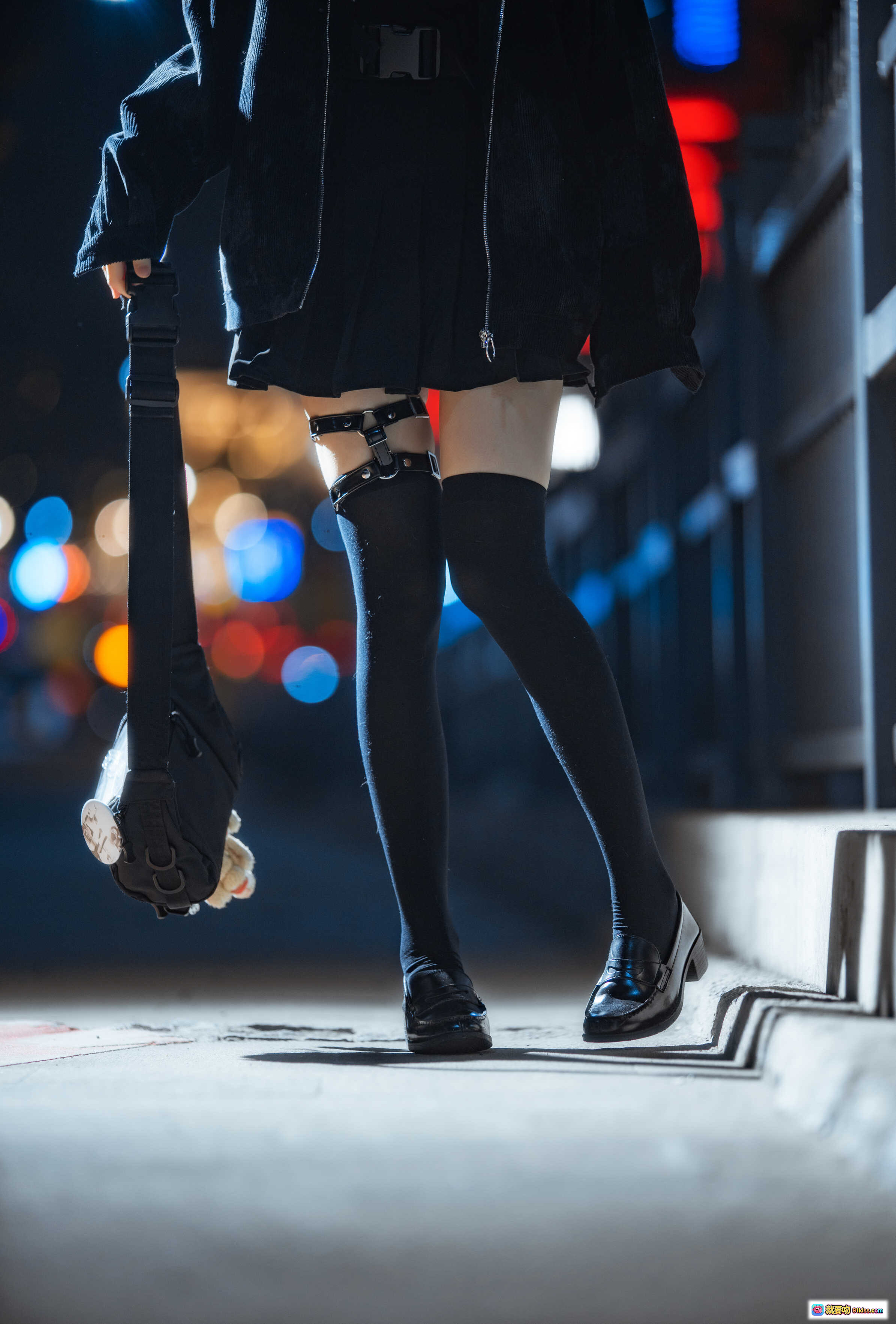 桜桃喵097夜街黑丝美腿写真 | 高筒袜吊带裙街头风 | 城市夜景灯光氛围感穿搭 - 就要吻