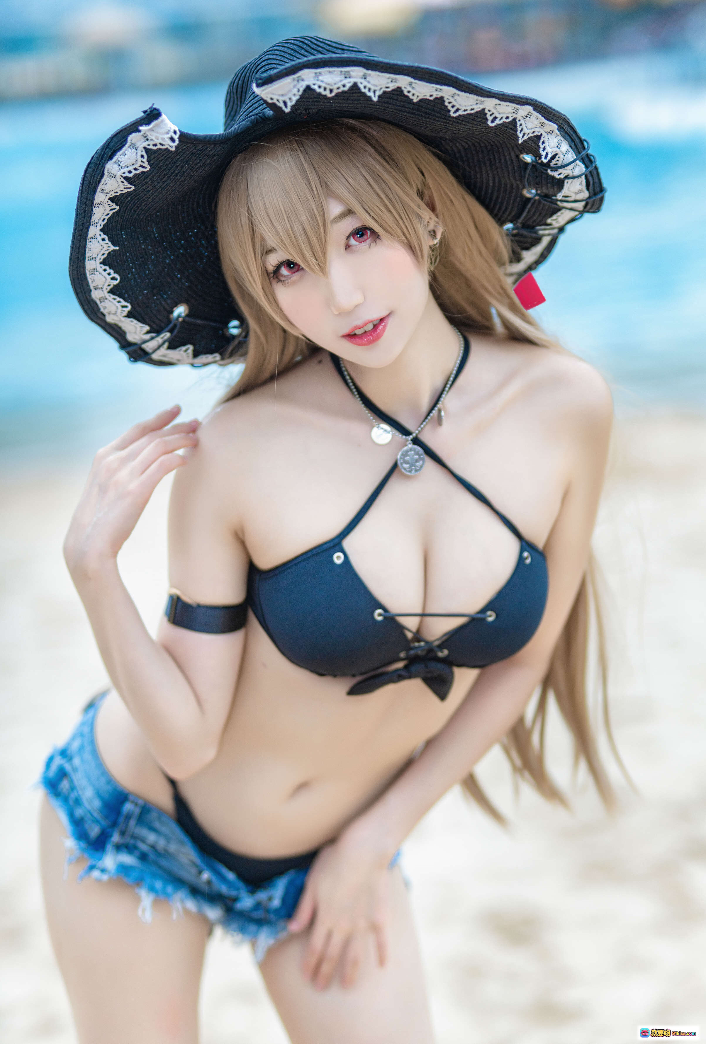 图片[8] - 周叽可爱兔兔NO.002巴尔泳装沙滩写真 时尚宽檐帽牛仔短裤比基尼背影美腿高跟鞋城市海滨风情 - 就要吻