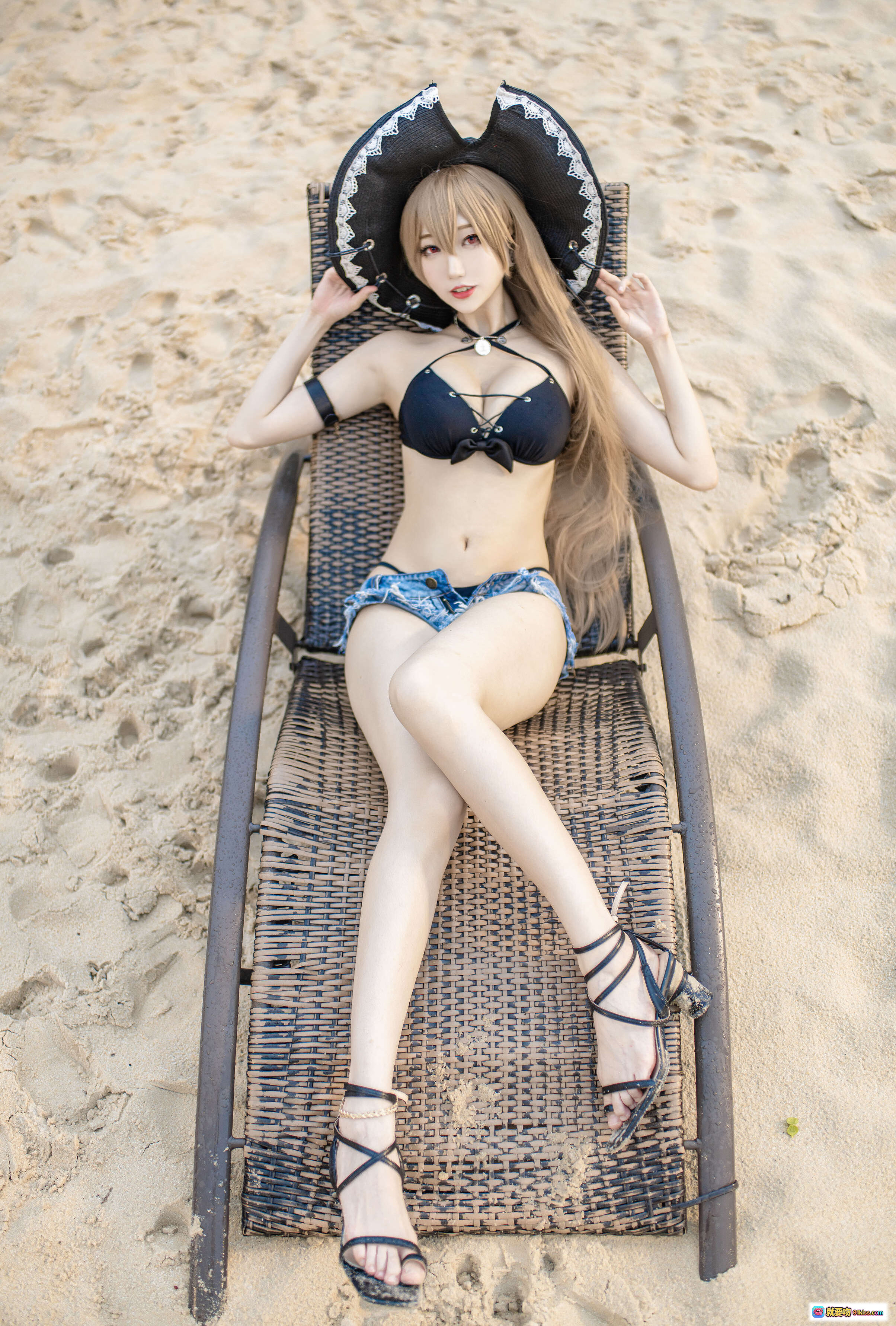 图片[3] - 周叽可爱兔兔NO.002巴尔泳装沙滩写真 时尚宽檐帽牛仔短裤比基尼背影美腿高跟鞋城市海滨风情 - 就要吻