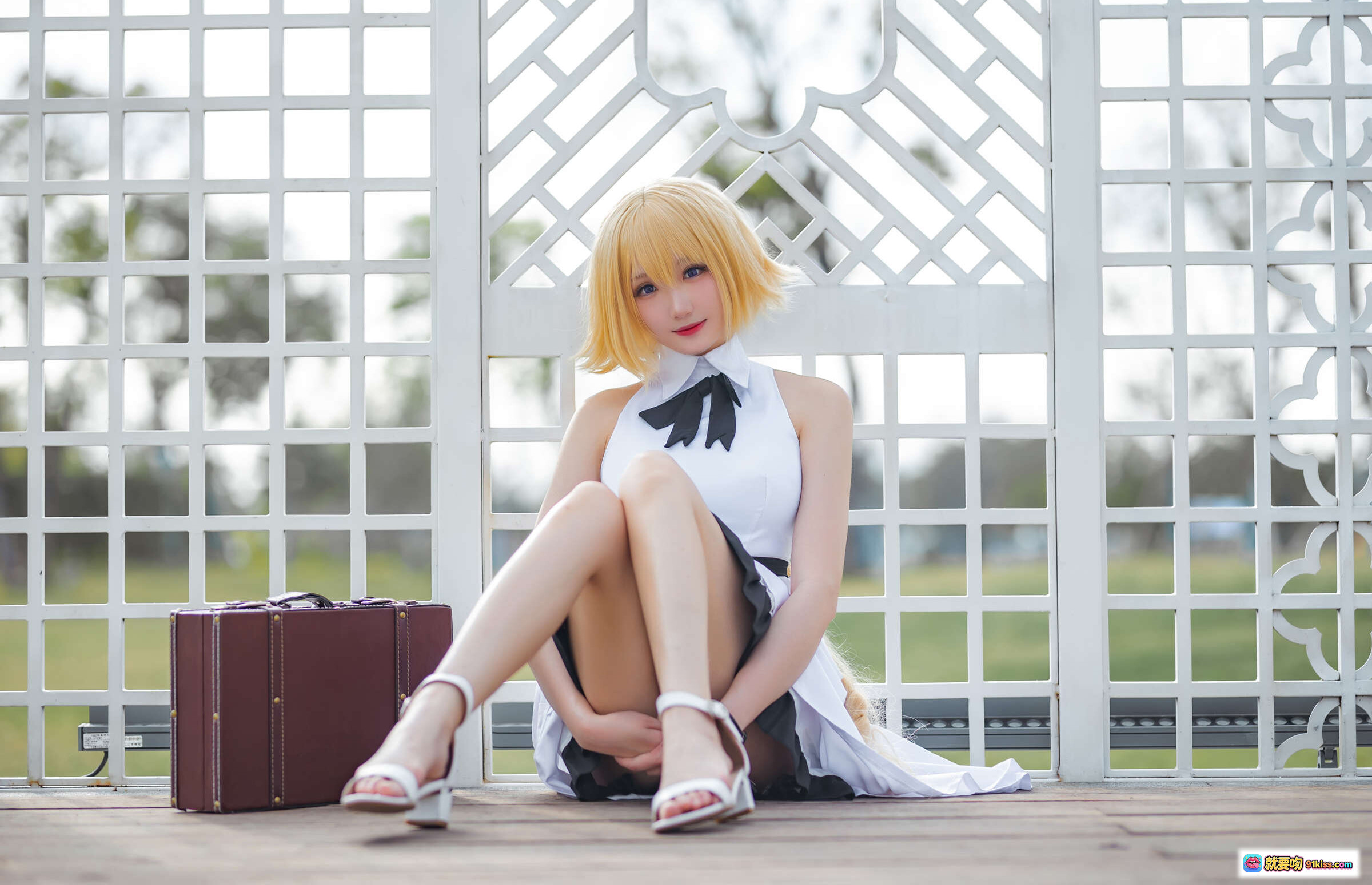 图片[5] - 瓜希酱贞德三周年白裙COS写真 | 金发少女手持皮箱 | 清新户外镜面倒影美拍 - 就要吻