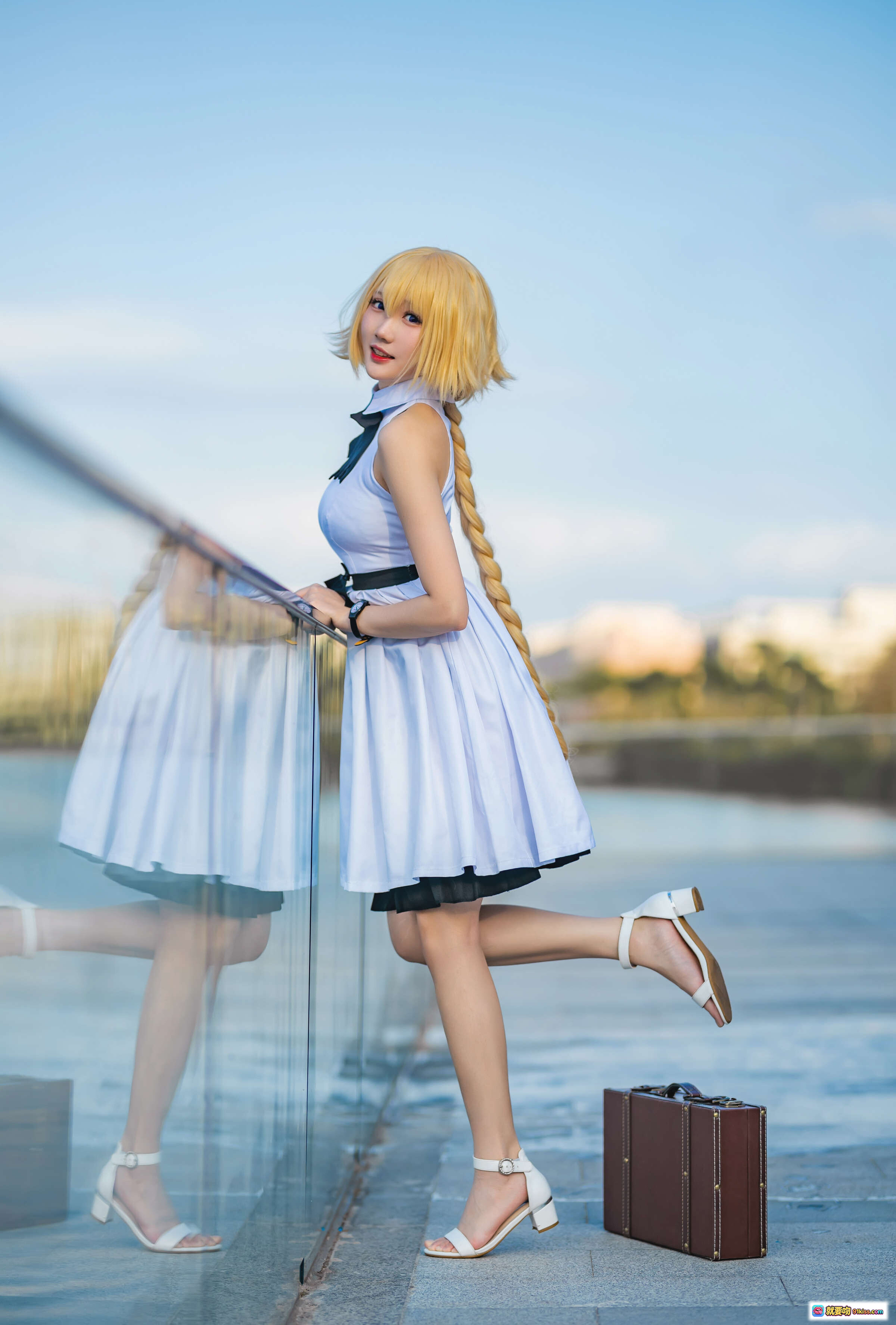 图片[6] - 瓜希酱贞德三周年白裙COS写真 | 金发少女手持皮箱 | 清新户外镜面倒影美拍 - 就要吻