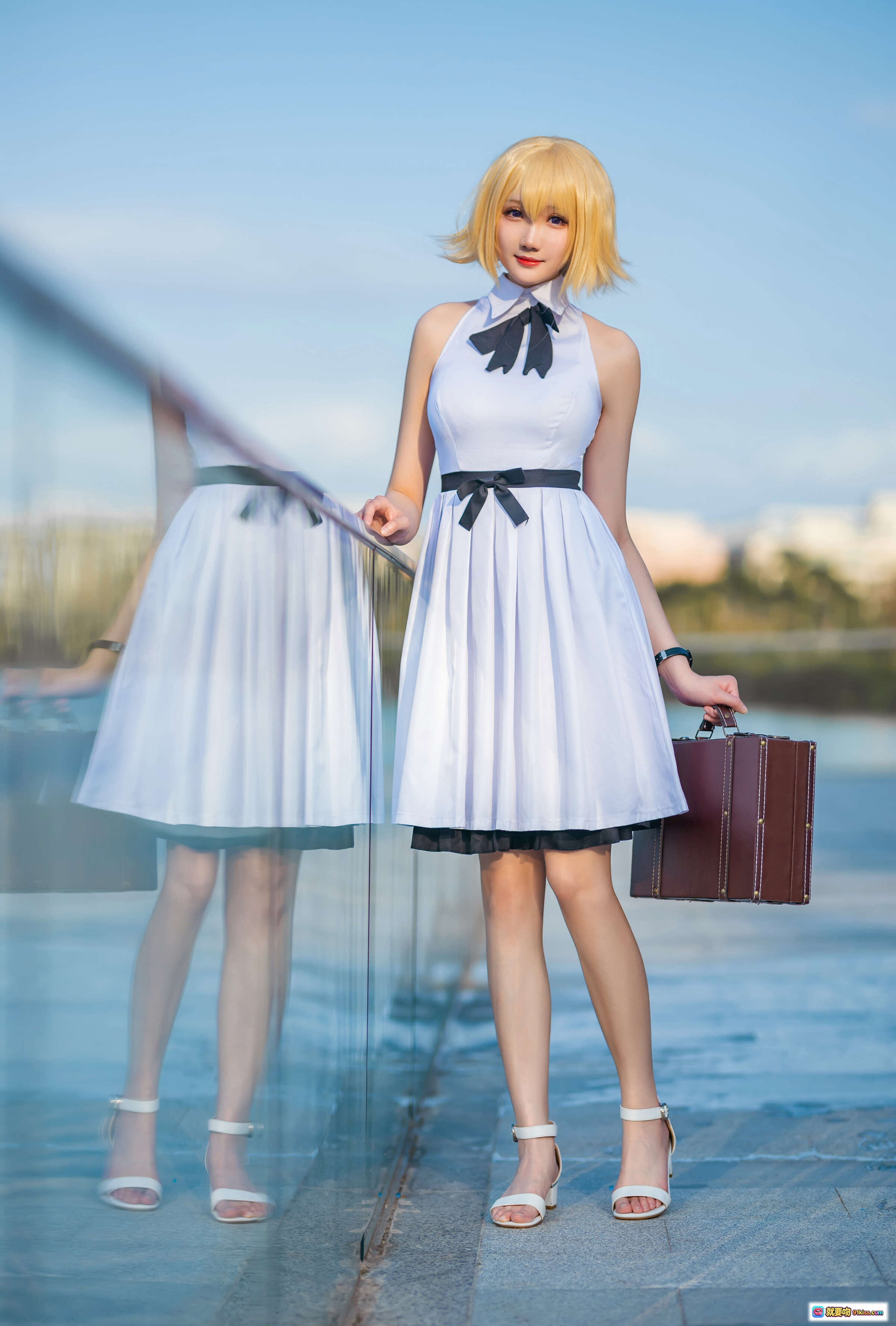 瓜希酱贞德三周年白裙COS写真 | 金发少女手持皮箱 | 清新户外镜面倒影美拍 - 就要吻