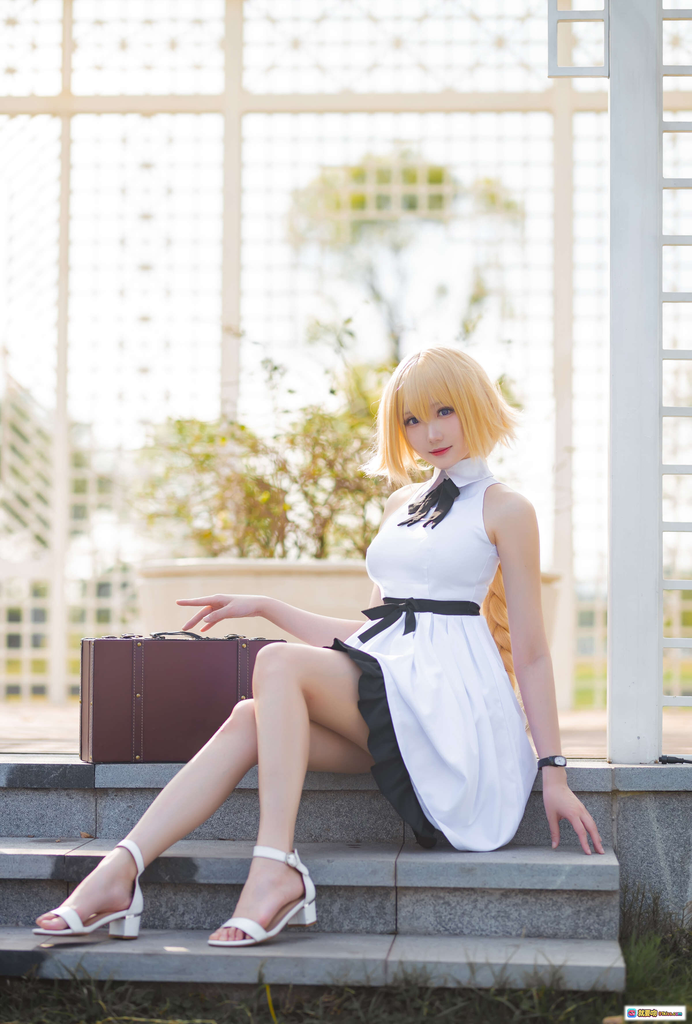 图片[7] - 瓜希酱贞德三周年白裙COS写真 | 金发少女手持皮箱 | 清新户外镜面倒影美拍 - 就要吻