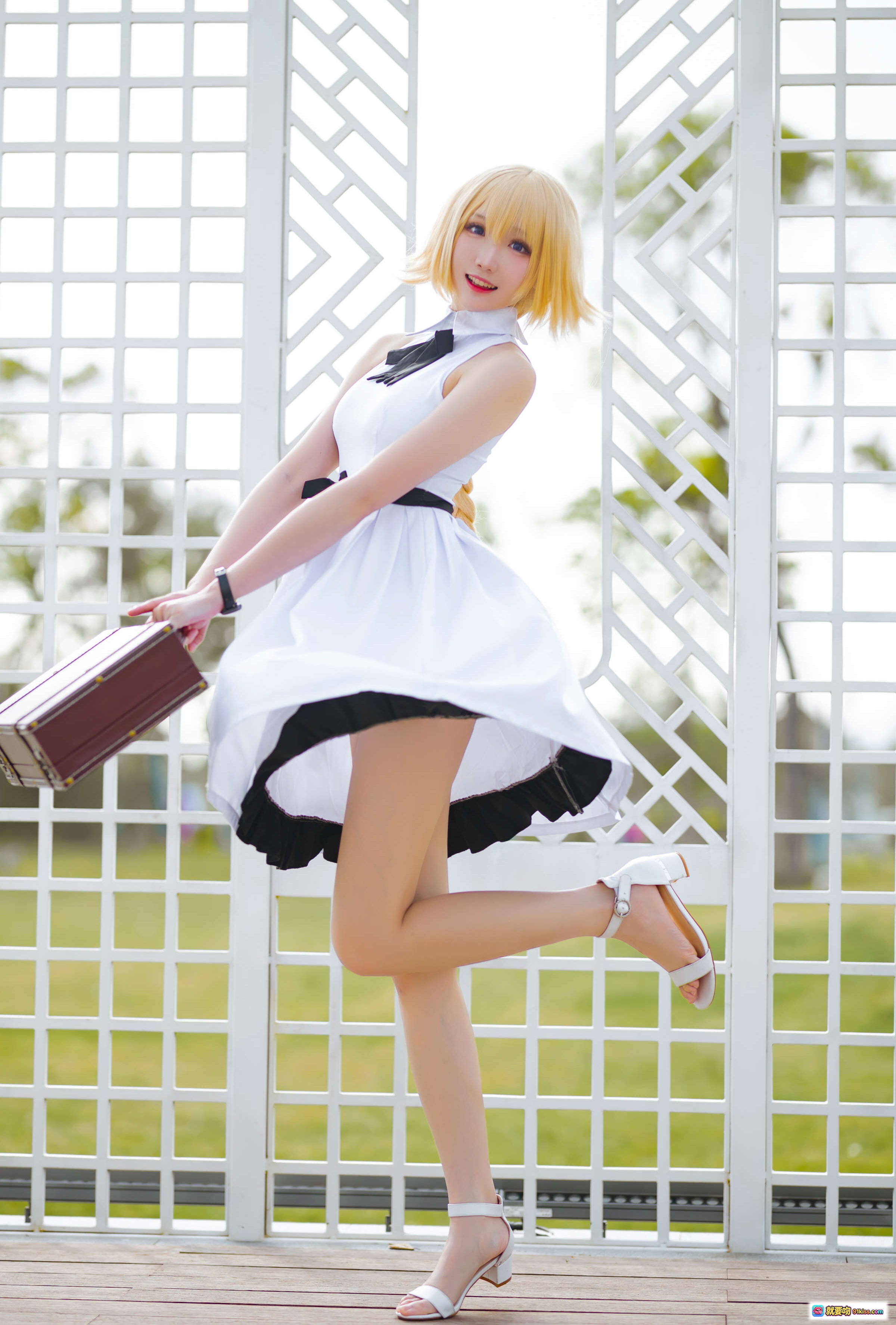 图片[3] - 瓜希酱贞德三周年白裙COS写真 | 金发少女手持皮箱 | 清新户外镜面倒影美拍 - 就要吻