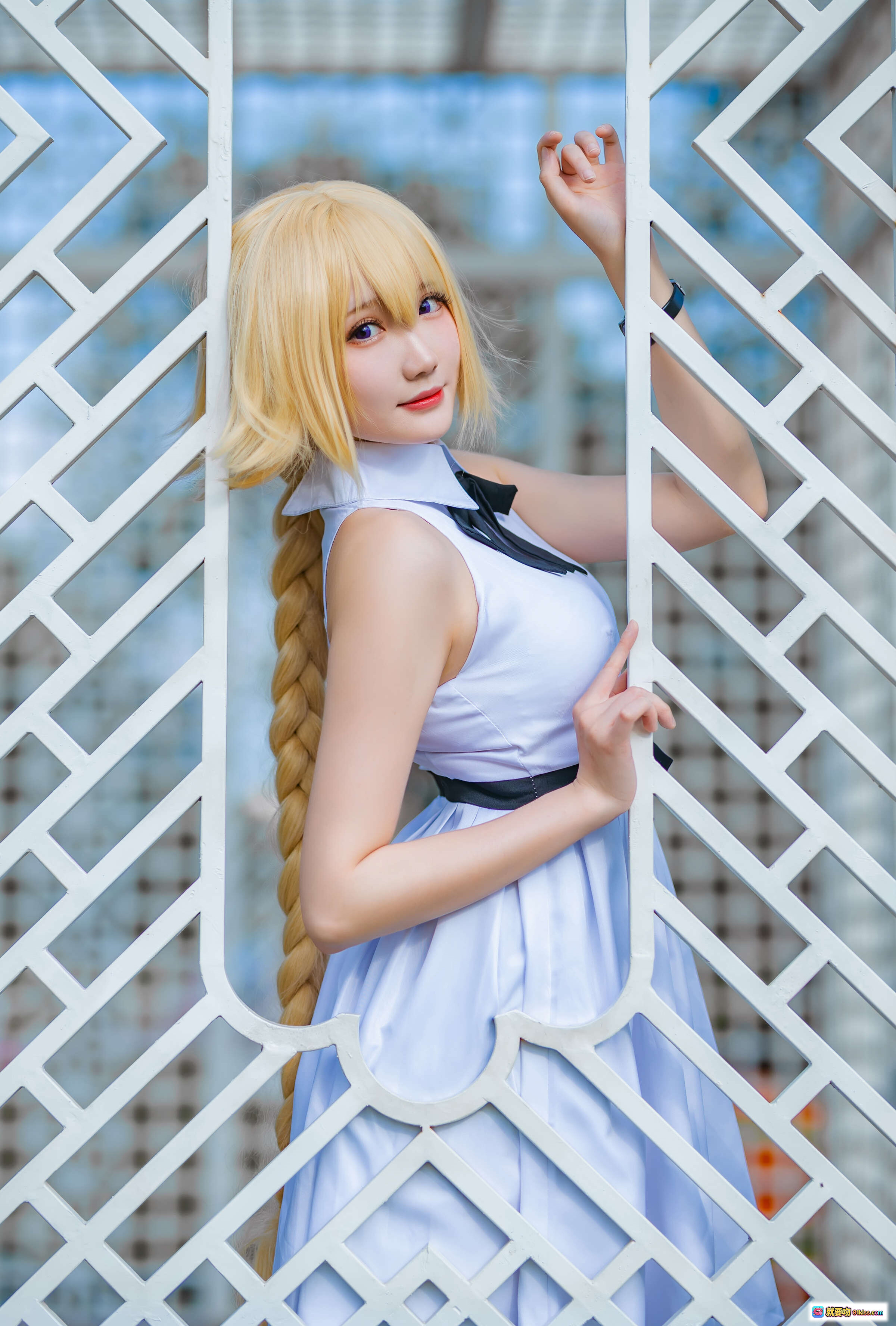 图片[9] - 瓜希酱贞德三周年白裙COS写真 | 金发少女手持皮箱 | 清新户外镜面倒影美拍 - 就要吻