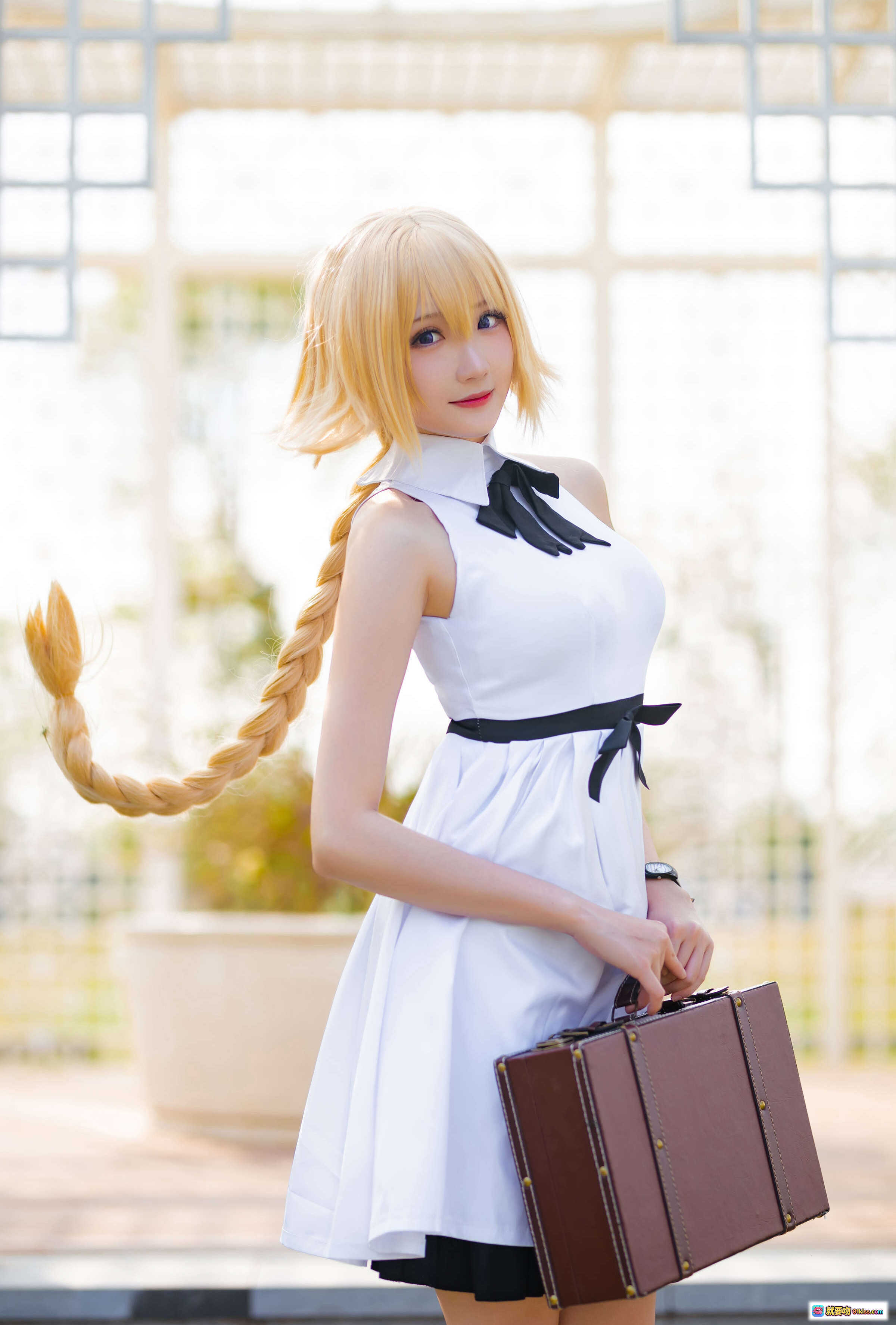 图片[4] - 瓜希酱贞德三周年白裙COS写真 | 金发少女手持皮箱 | 清新户外镜面倒影美拍 - 就要吻