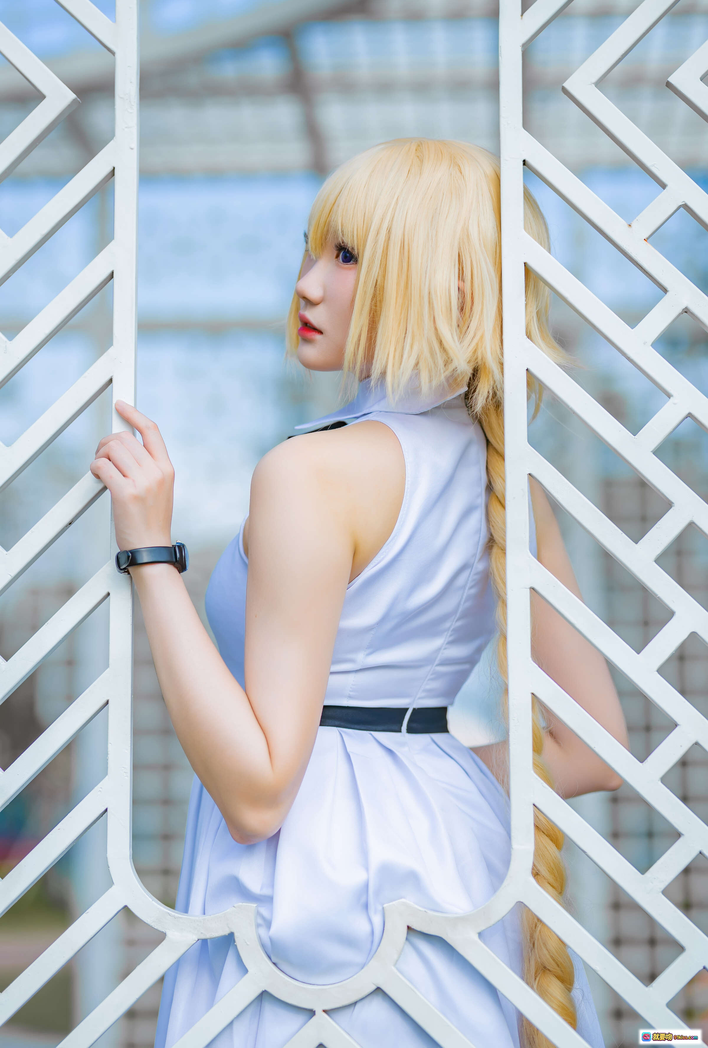 图片[8] - 瓜希酱贞德三周年白裙COS写真 | 金发少女手持皮箱 | 清新户外镜面倒影美拍 - 就要吻