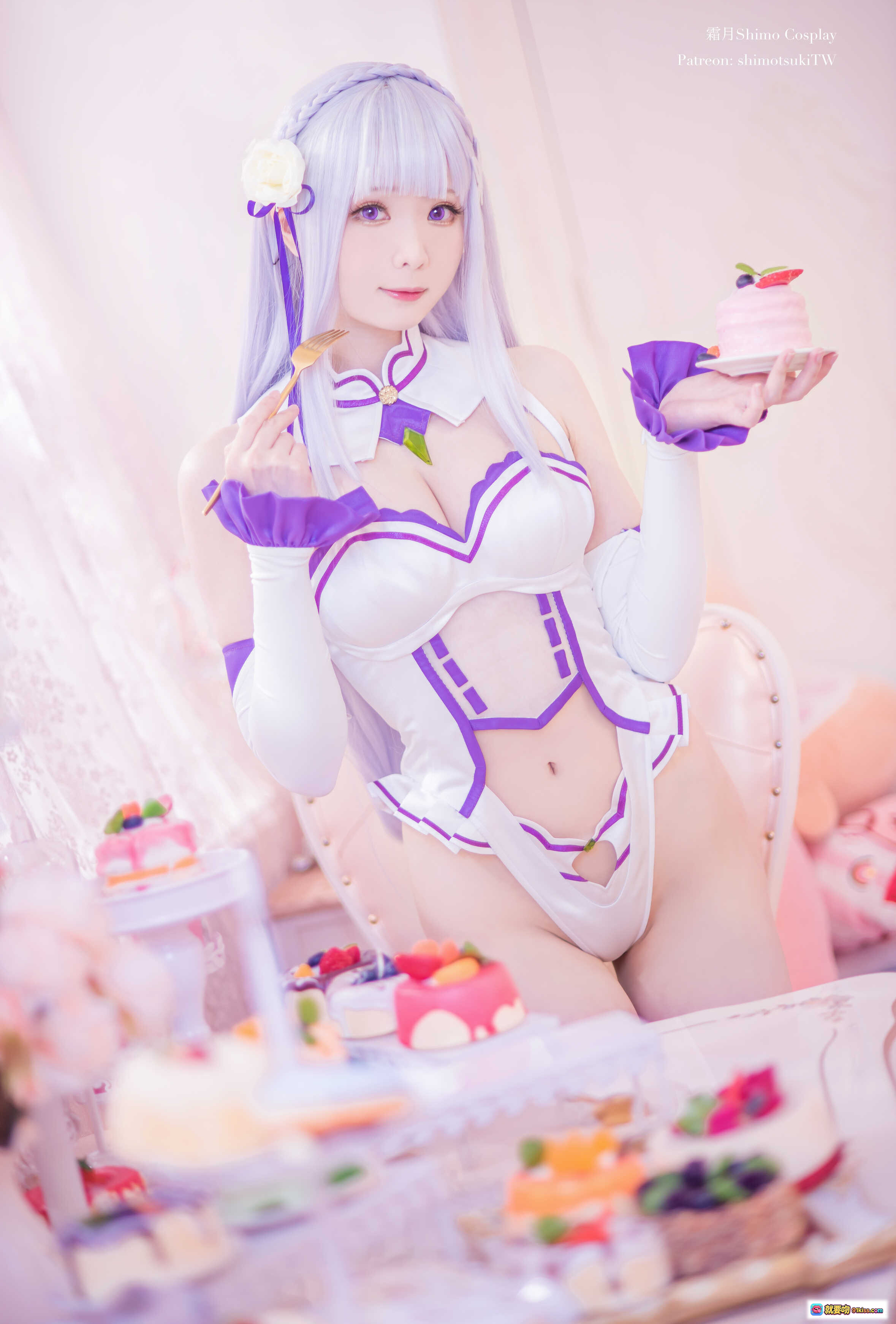 图片[9] - 霜月shimo艾米莉亚Cosplay写真 | 粉色梦幻场景 | 白紫配色精致服装 | 优雅坐姿美腿特写 | 17P高清图集 - 就要吻