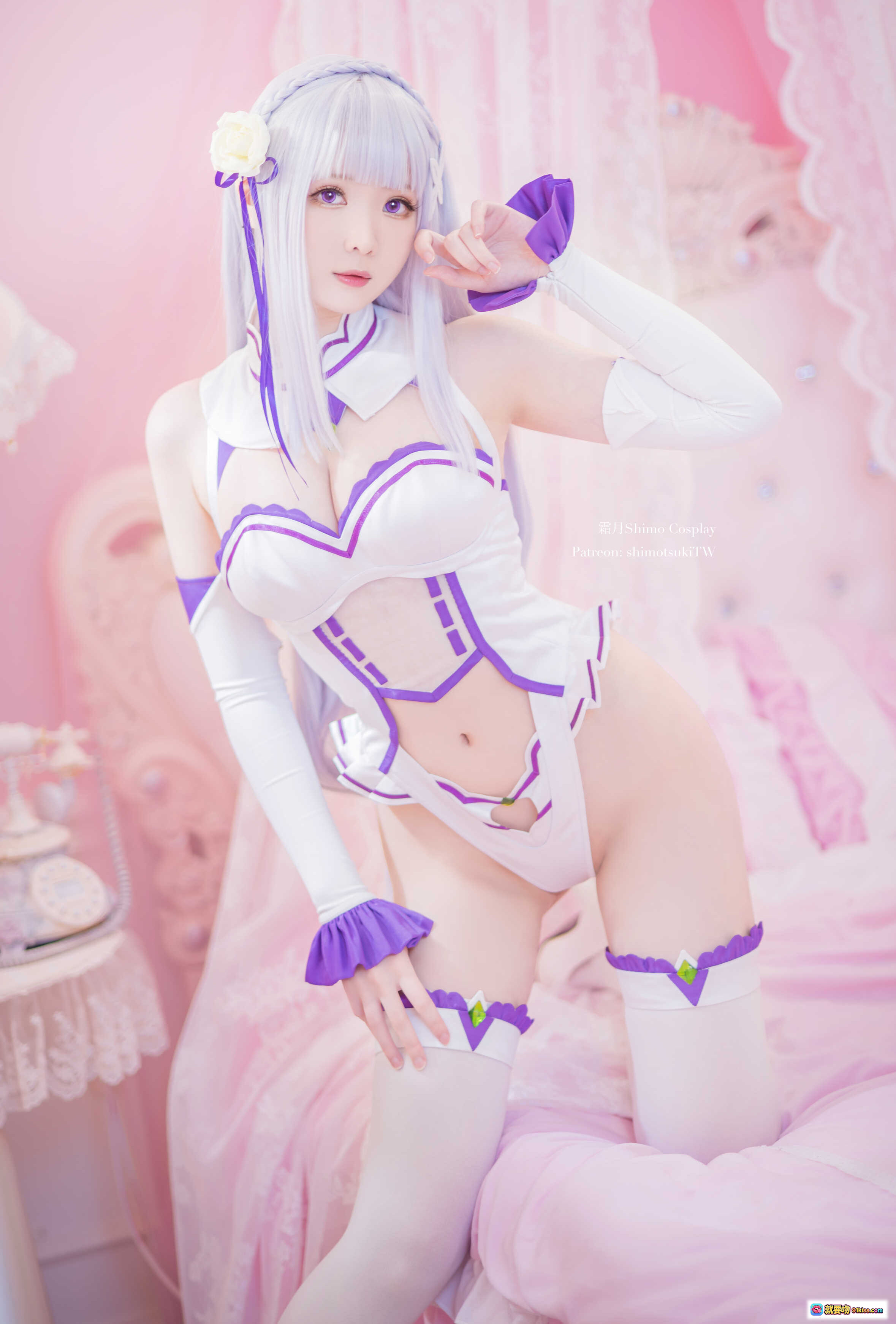 图片[7] - 霜月shimo艾米莉亚Cosplay写真 | 粉色梦幻场景 | 白紫配色精致服装 | 优雅坐姿美腿特写 | 17P高清图集 - 就要吻