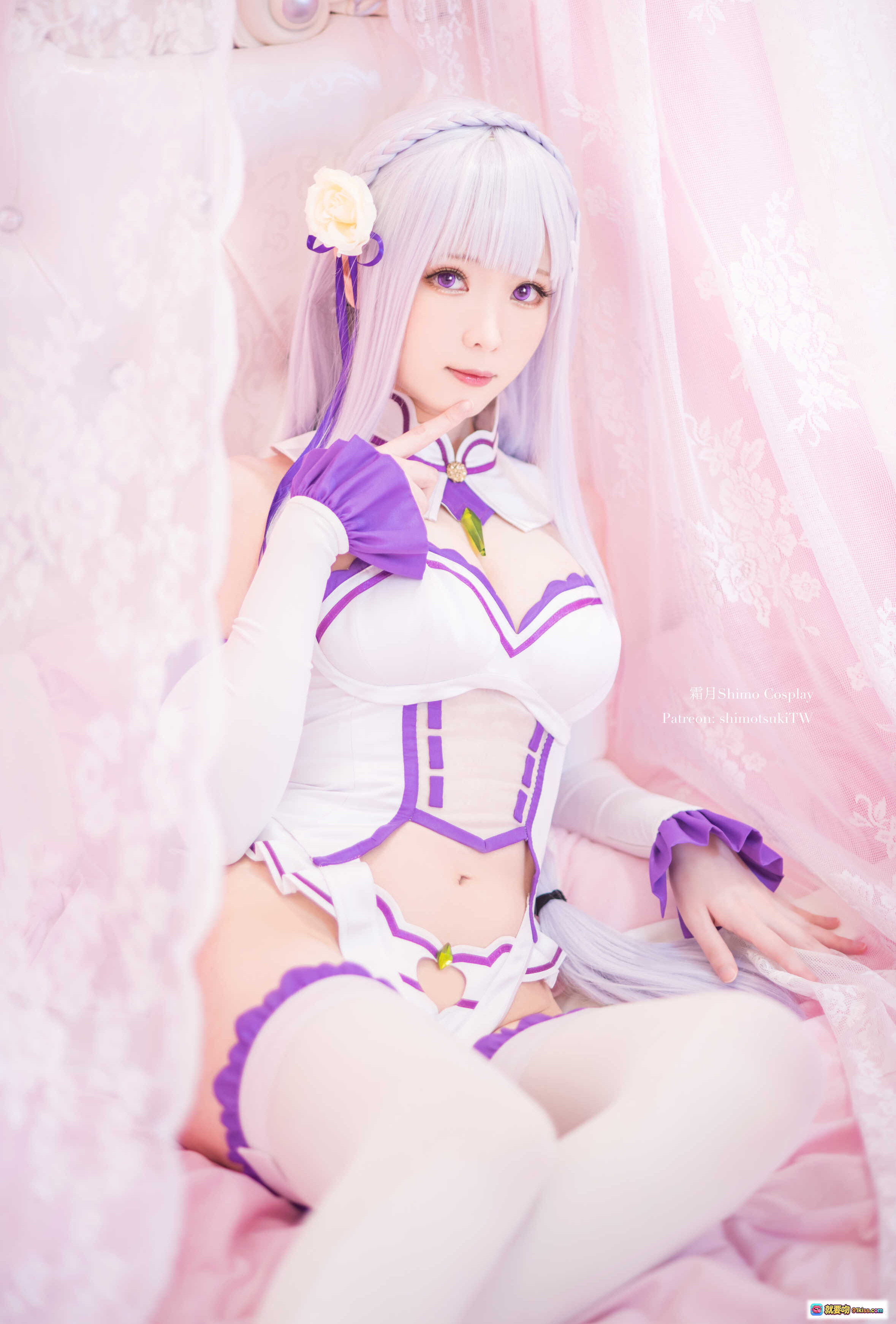 图片[6] - 霜月shimo艾米莉亚Cosplay写真 | 粉色梦幻场景 | 白紫配色精致服装 | 优雅坐姿美腿特写 | 17P高清图集 - 就要吻