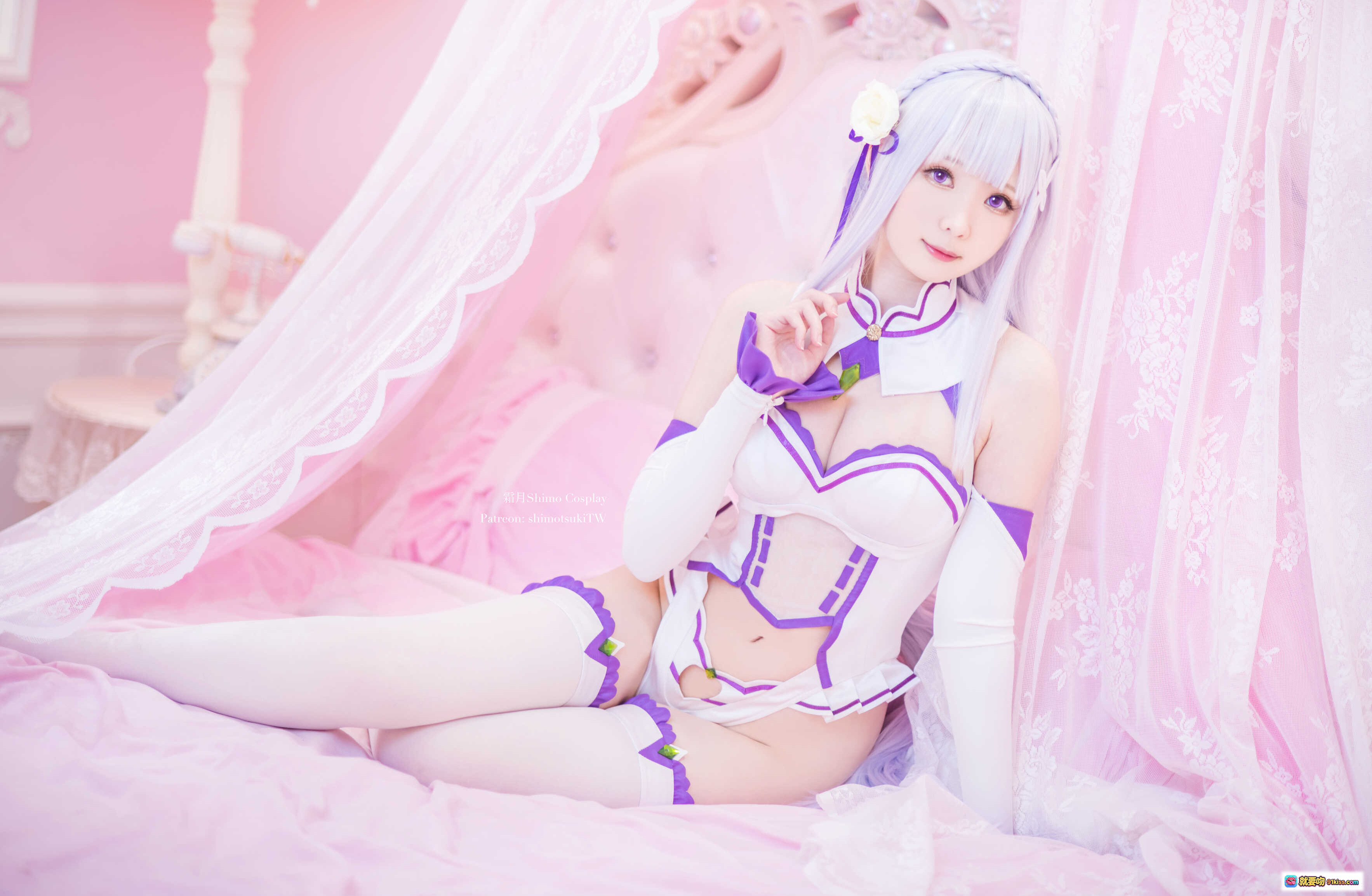图片[3] - 霜月shimo艾米莉亚Cosplay写真 | 粉色梦幻场景 | 白紫配色精致服装 | 优雅坐姿美腿特写 | 17P高清图集 - 就要吻