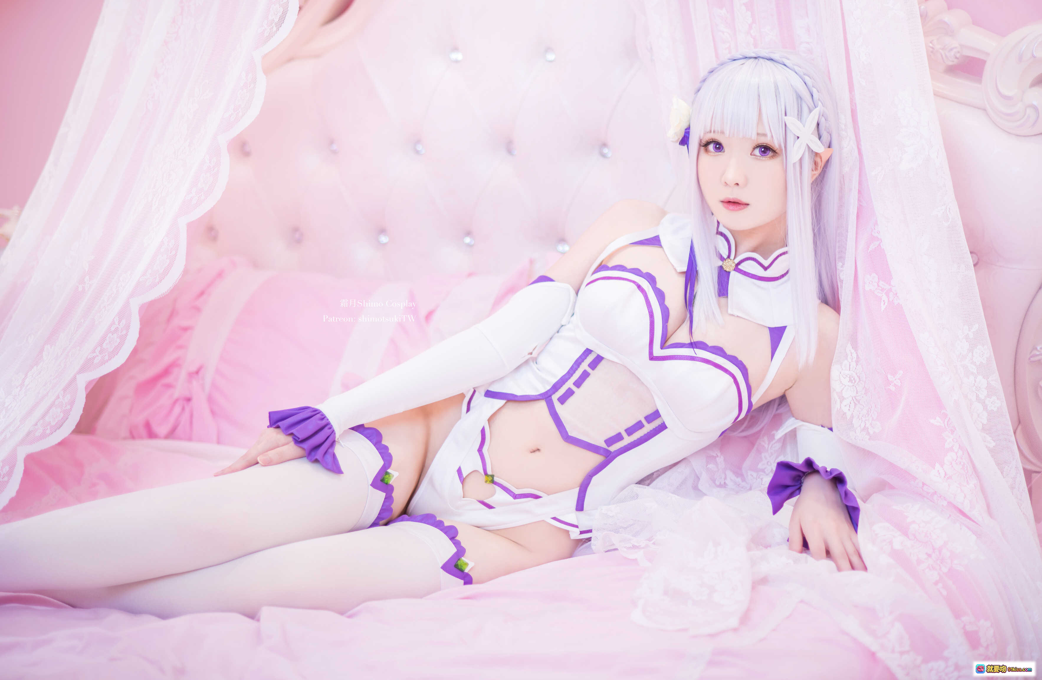 图片[5] - 霜月shimo艾米莉亚Cosplay写真 | 粉色梦幻场景 | 白紫配色精致服装 | 优雅坐姿美腿特写 | 17P高清图集 - 就要吻