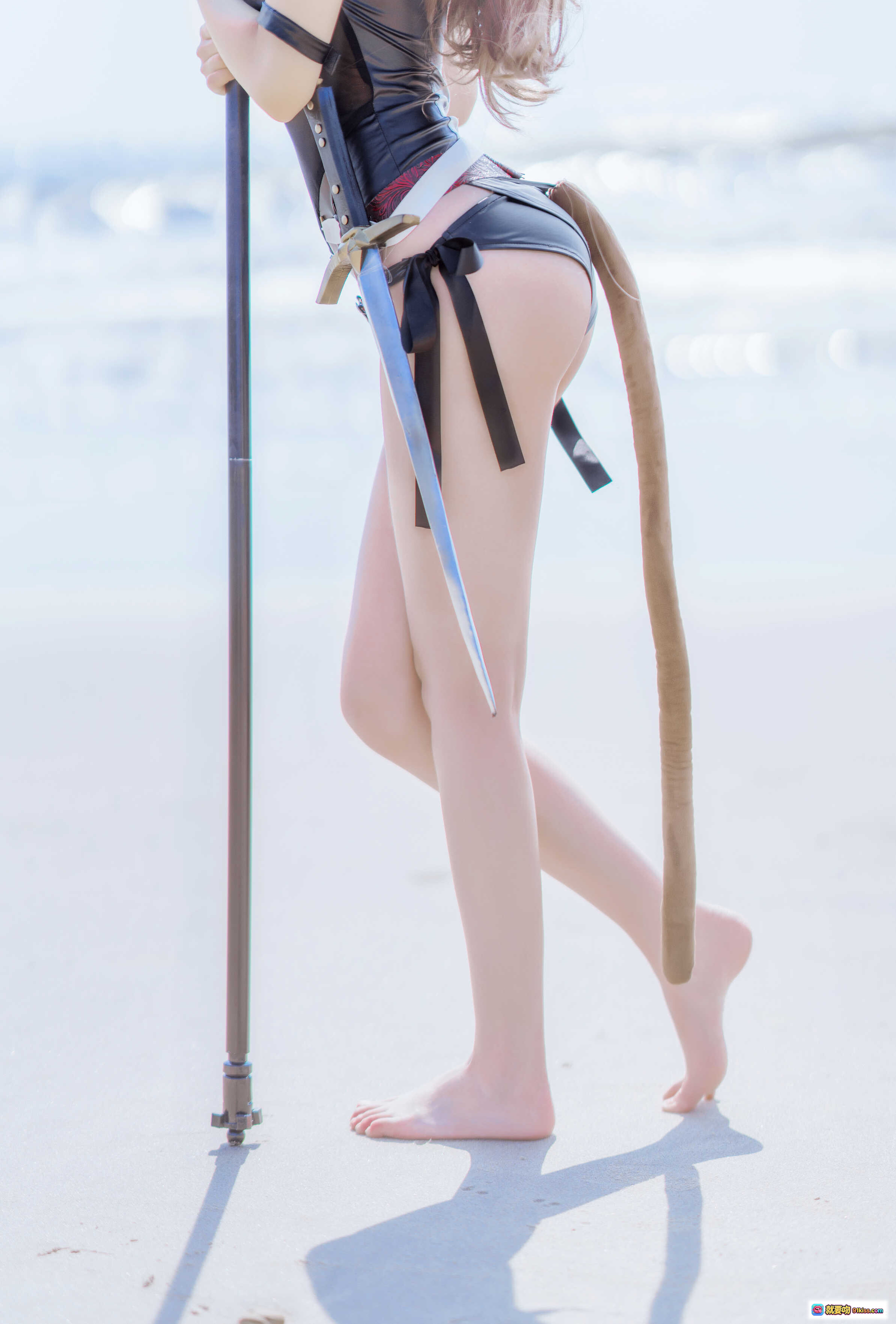 图片[5] - 桜桃喵074天火泳装写真 皮革绑带设计 红纹内衬 侧腰佩剑造型 性感Cosplay美图 - 就要吻