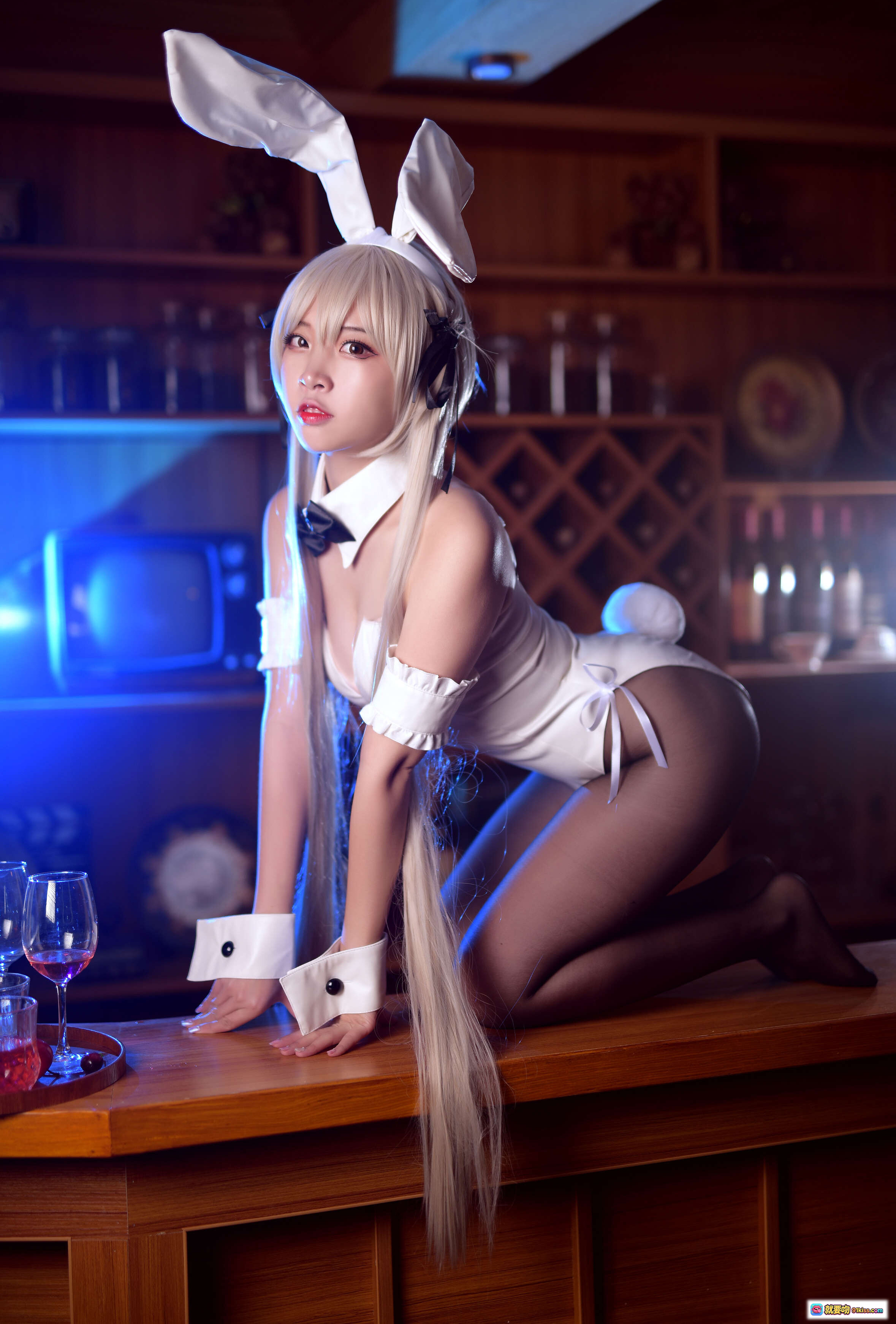 图片[8] - 二佐Nisa NO.050 穹妹兔女郎写真 17P高清 Cosplay 白色兔耳制服 甜美性感 萝莉风 木质吧台场景 氛围灯光 摄影美图 - 就要吻