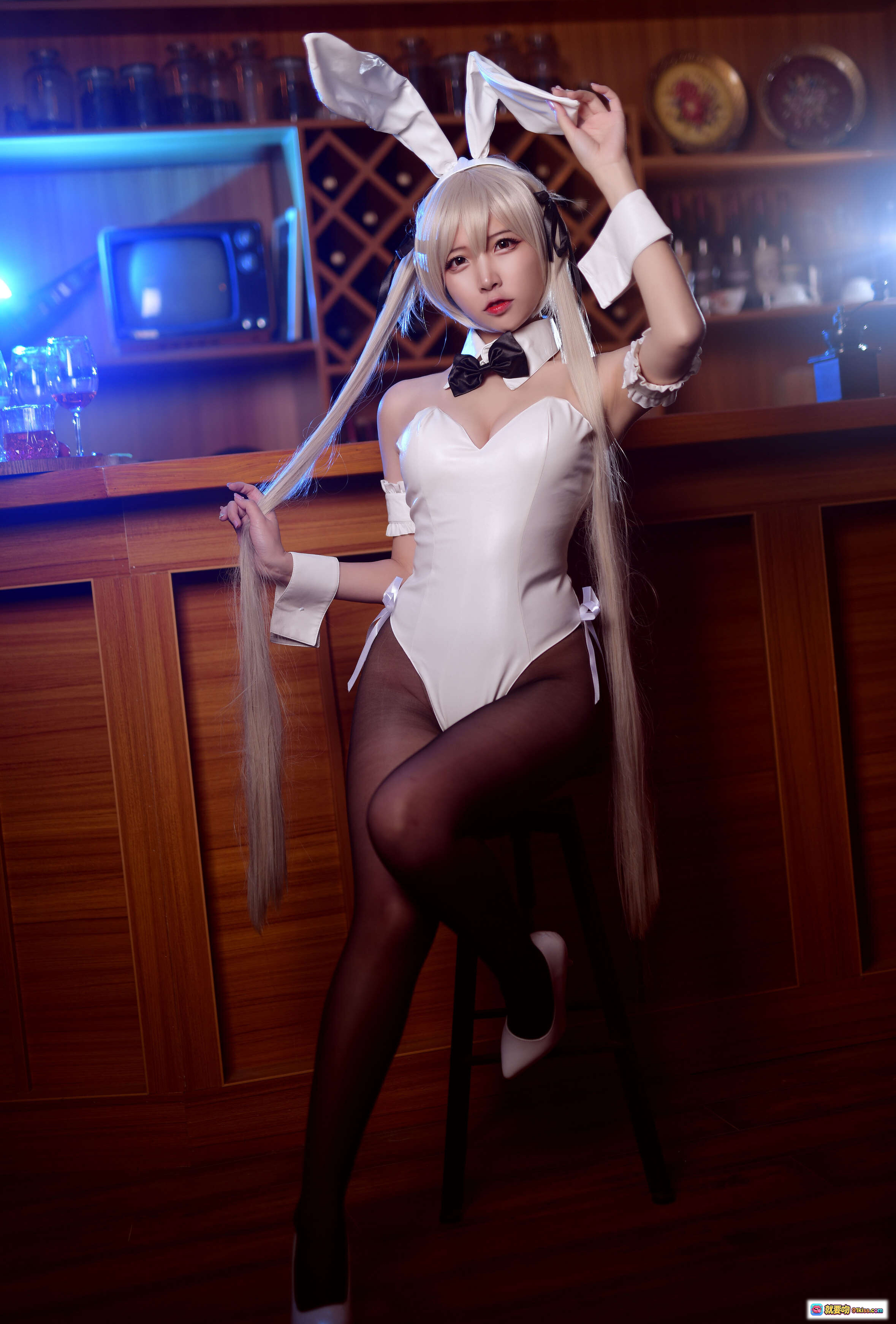 图片[10] - 二佐Nisa NO.050 穹妹兔女郎写真 17P高清 Cosplay 白色兔耳制服 甜美性感 萝莉风 木质吧台场景 氛围灯光 摄影美图 - 就要吻