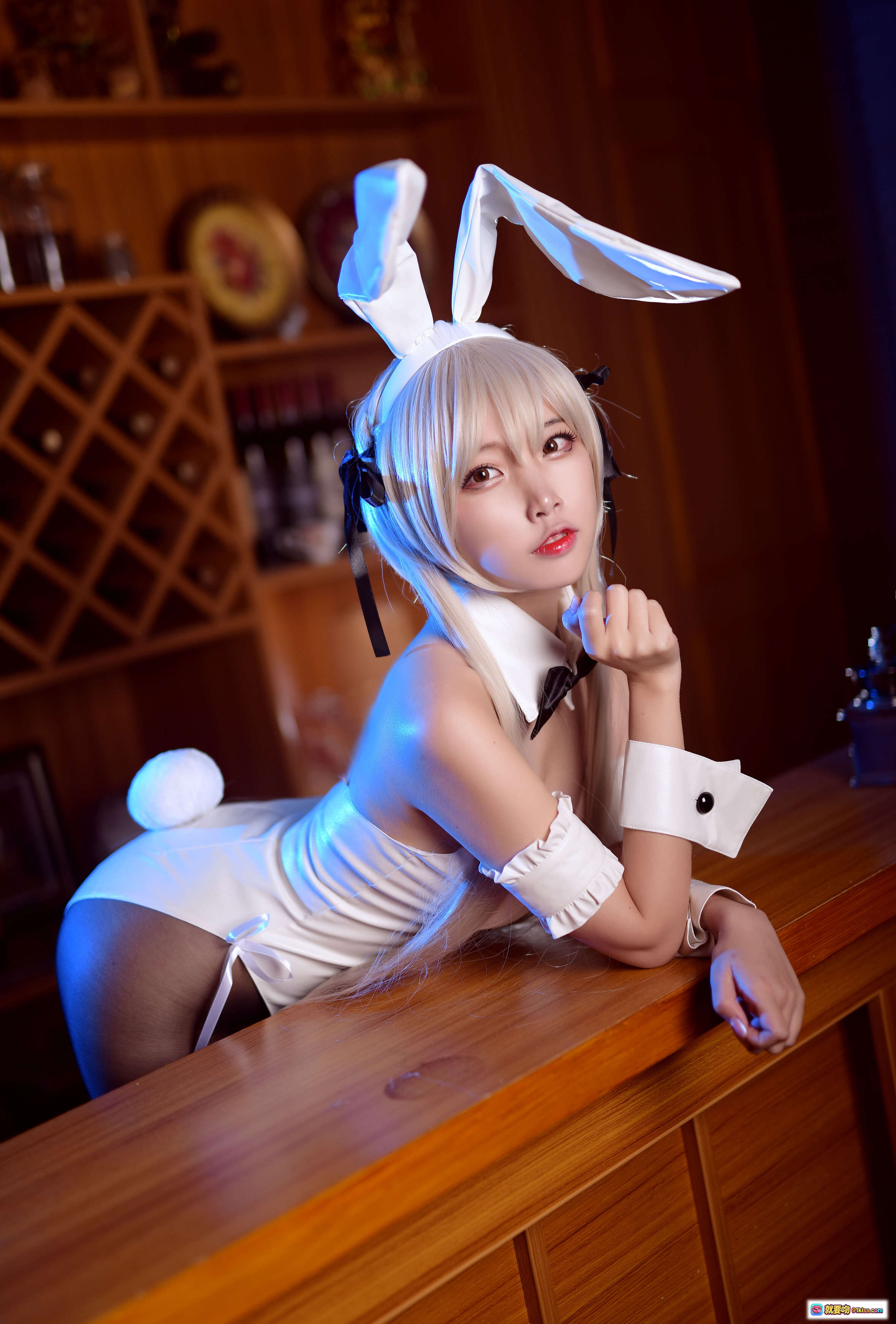 二佐Nisa NO.050 穹妹兔女郎写真 17P高清 Cosplay 白色兔耳制服 甜美性感 萝莉风 木质吧台场景 氛围灯光 摄影美图 - 就要吻