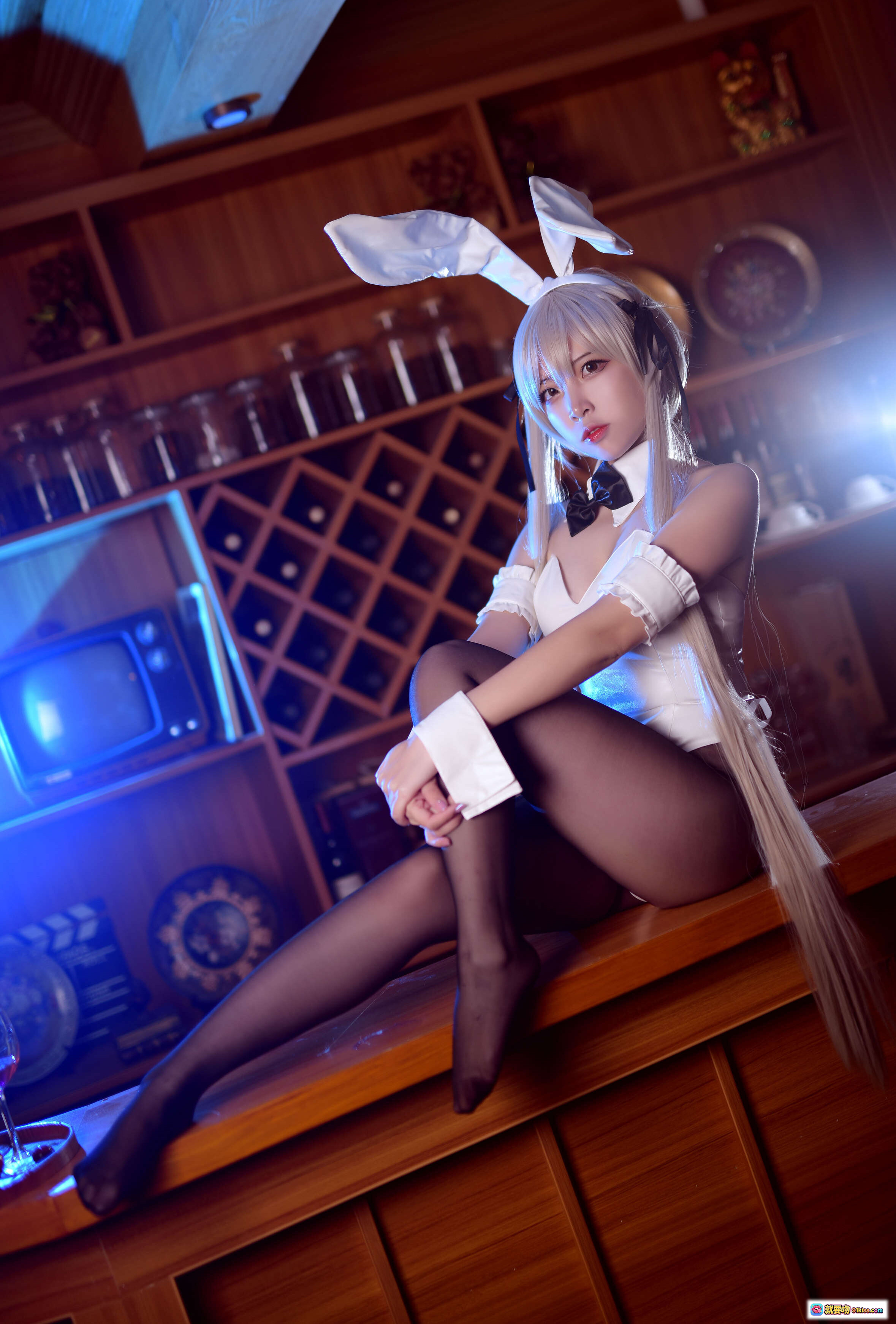 图片[9] - 二佐Nisa NO.050 穹妹兔女郎写真 17P高清 Cosplay 白色兔耳制服 甜美性感 萝莉风 木质吧台场景 氛围灯光 摄影美图 - 就要吻