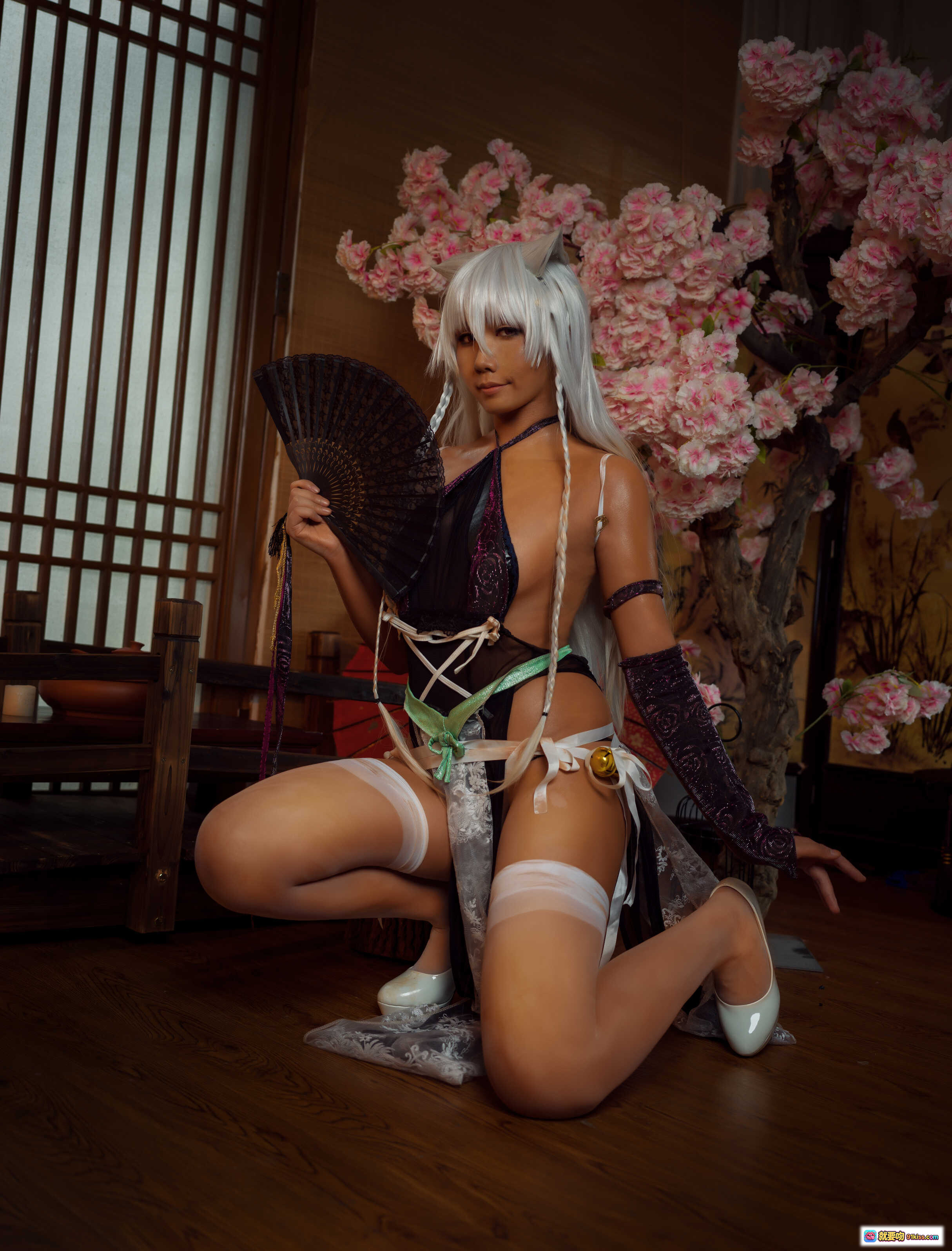 图片[8] - 麻花酱NO.027天命之子木莫娜cos写真｜银发猫耳少女｜日式和风场景｜蕾丝高跟美腿｜26P高清图集 - 就要吻