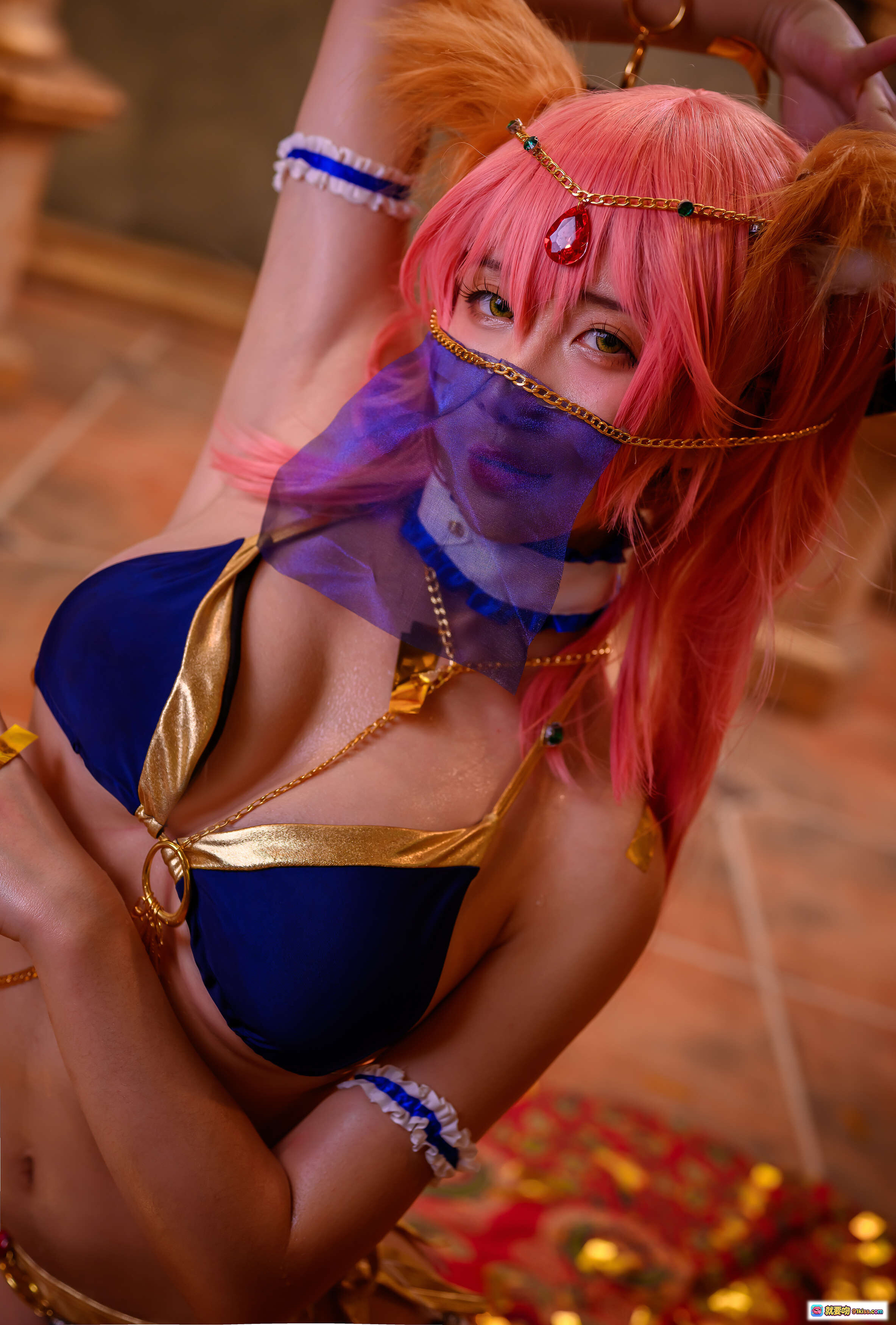 图片[2] - 九曲Jean NO.033 玉藻前Cosplay写真｜粉发狐耳蓝金战衣｜神秘面纱造型｜精致配饰细节｜22P高清图集 - 就要吻