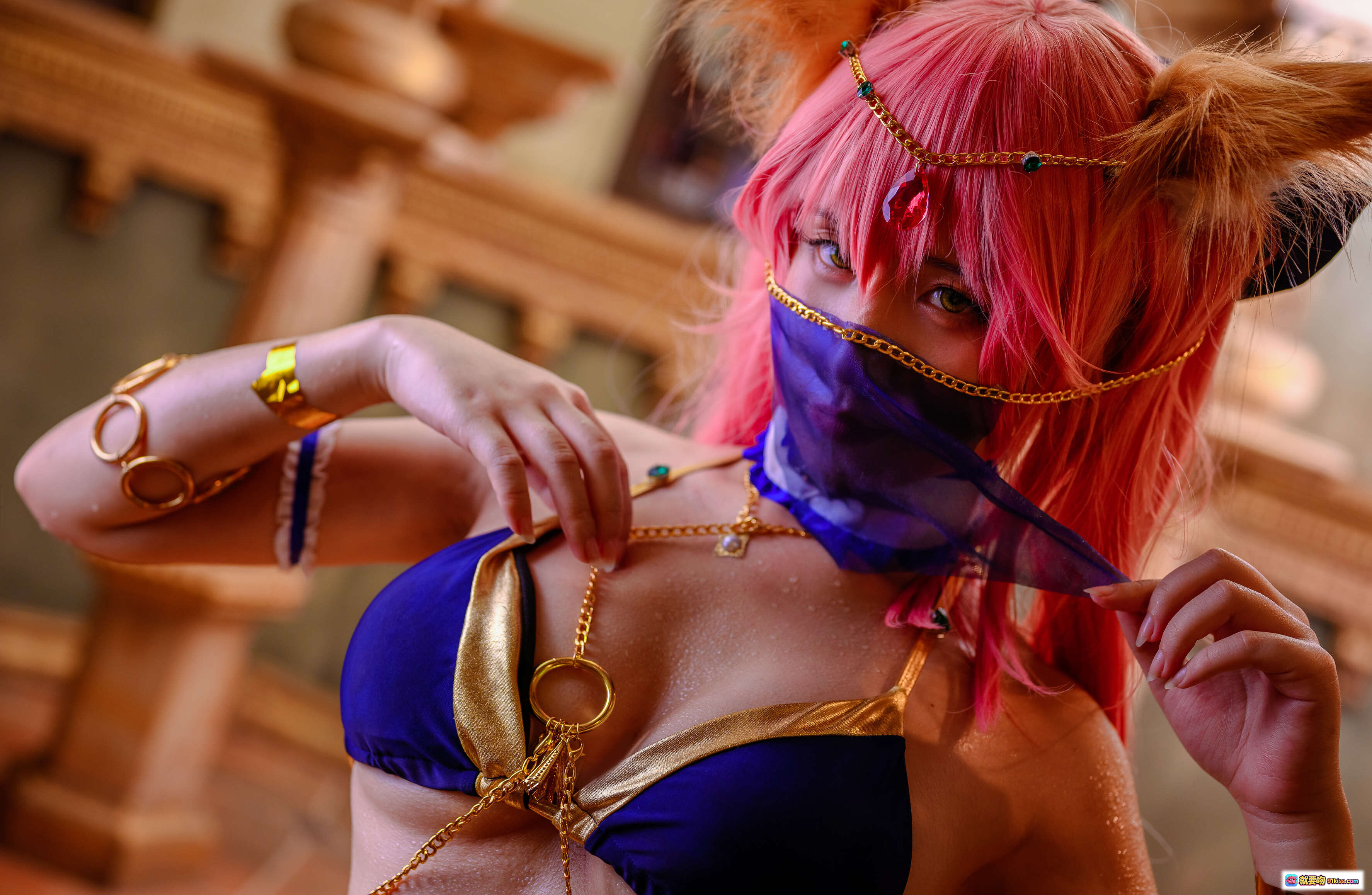 九曲Jean NO.033 玉藻前Cosplay写真｜粉发狐耳蓝金战衣｜神秘面纱造型｜精致配饰细节｜22P高清图集 - 就要吻